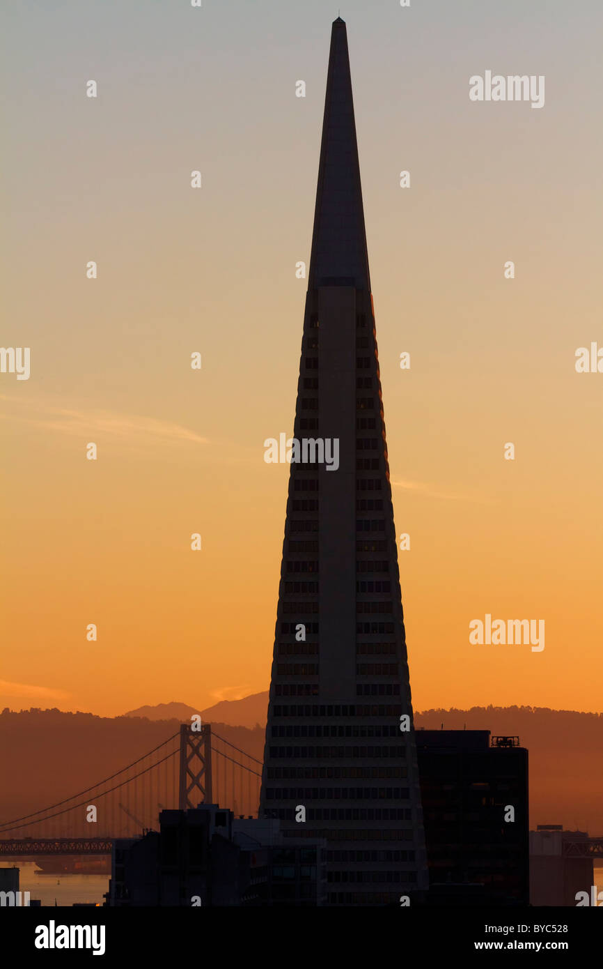 Transamerica Pyramid und Bay Bridge, San Francisco, CA Stockfoto