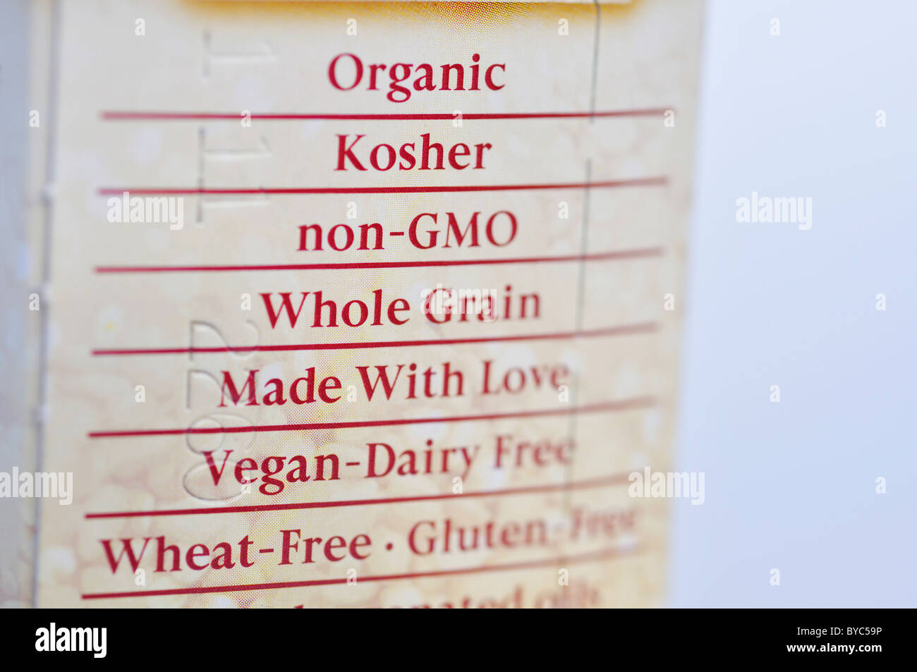 Bio, koscher, GVO, Vegan, Molkerei frei, Weizen und Gluten frei Zeichen auf Lebensmittel-Paket Stockfoto