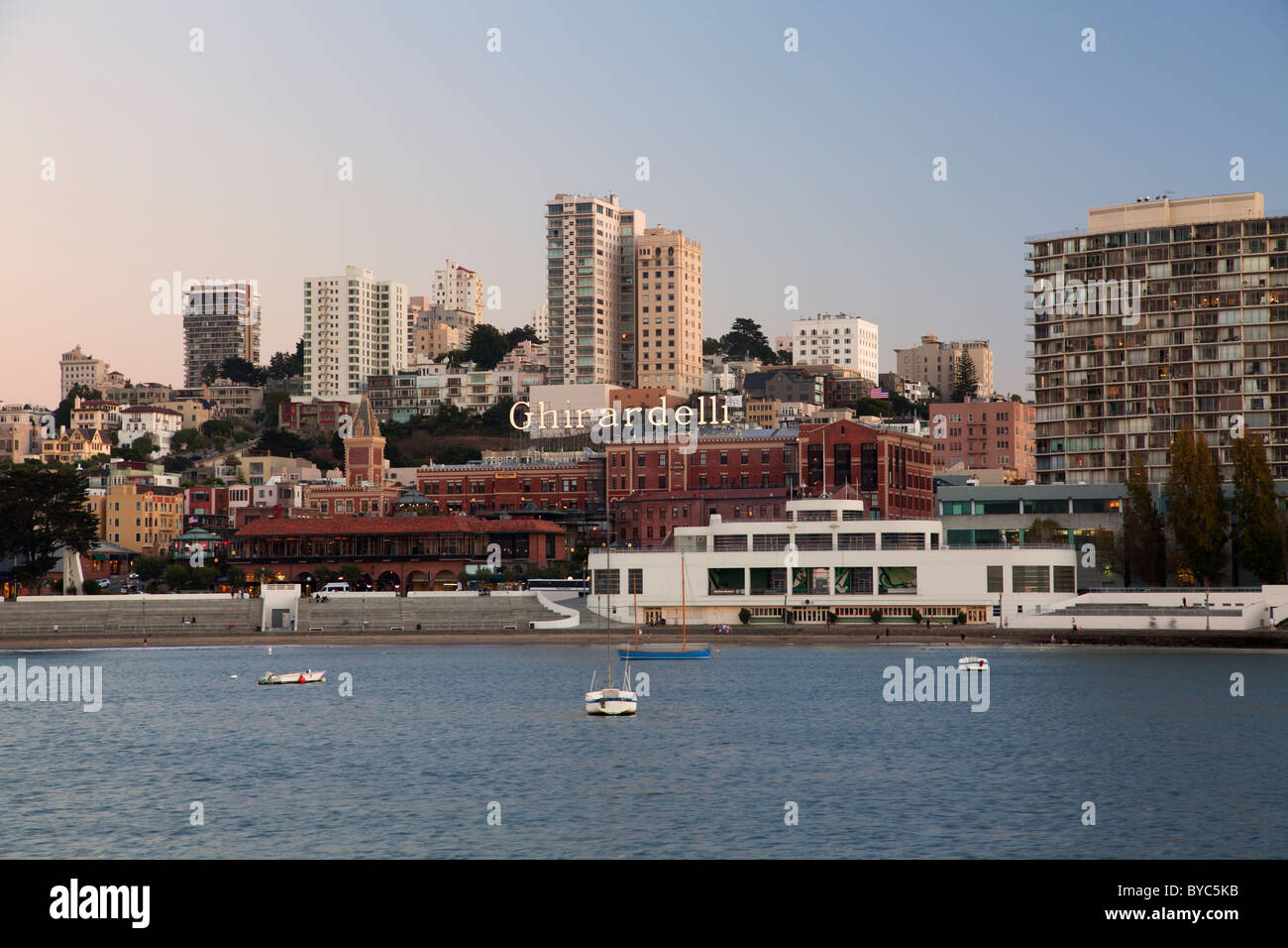Blick über die Lagune Aquatic Park, Ghirardelli Square, San Francisco, CA Stockfoto