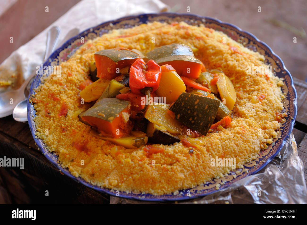 Marokkanischer Couscous-Salat, marokkanische Küche, traditionelle Küche ...