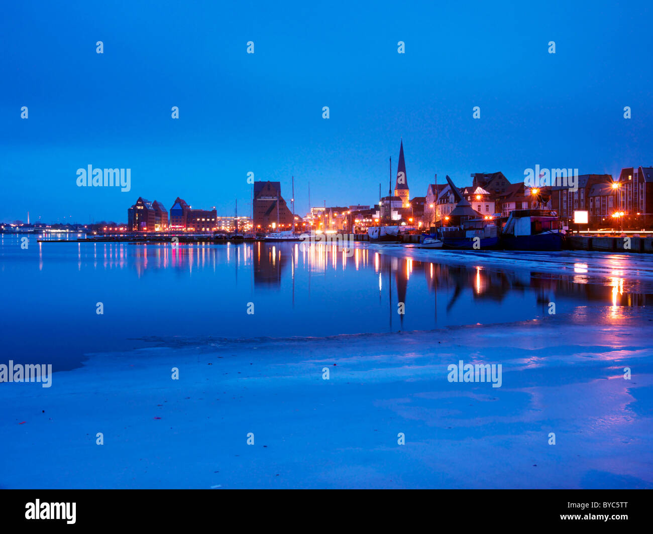 Rostock Hafen bei Nacht Stockfoto