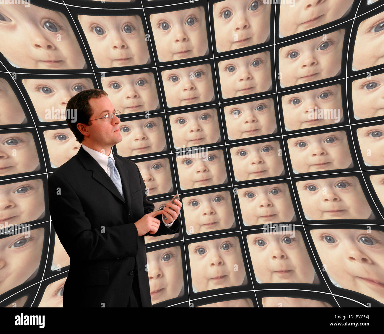 Mann im Anzug, die Überwachung von Babys auf verzerrten Videowänden Stockfoto