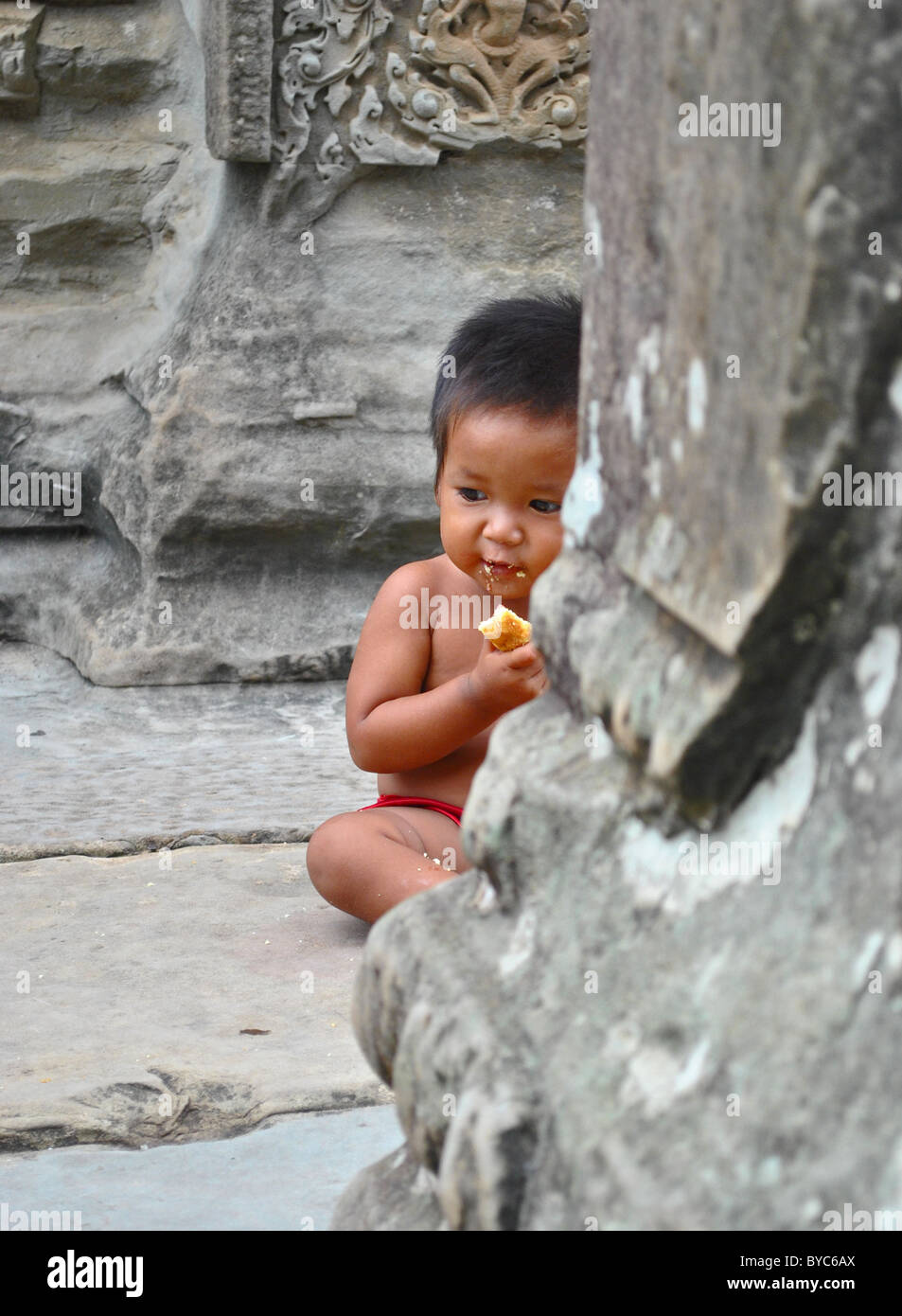 Kambodschanische Baby in Ruinen von Angkor Wat Stockfoto