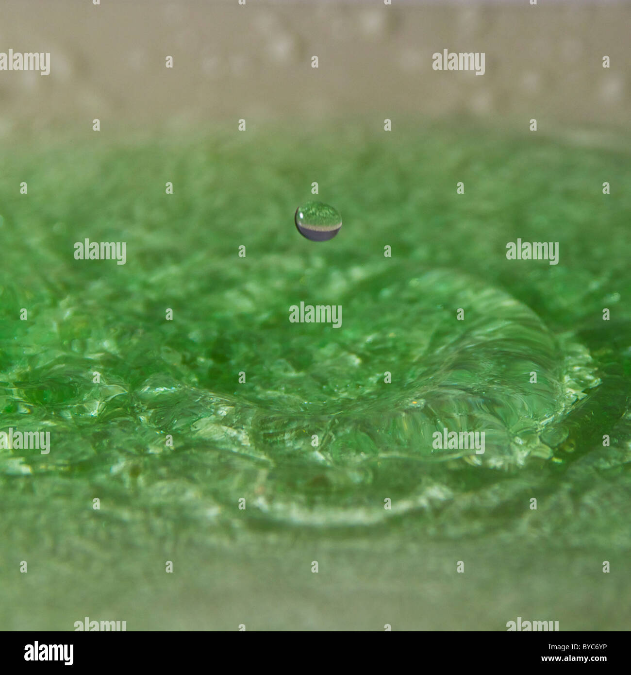 Tröpfchen des Wassers gefroren von high-Speed Flash-Technik Stockfoto
