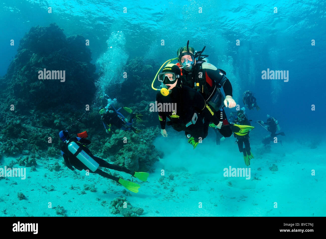 Scuba Diver zeigt das Kind die Unterwasserwelt Stockfoto