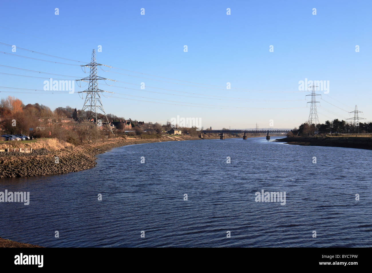 Pylone mit Stromleitungen über den Fluss Tyne im Newburn, North East England Stockfoto