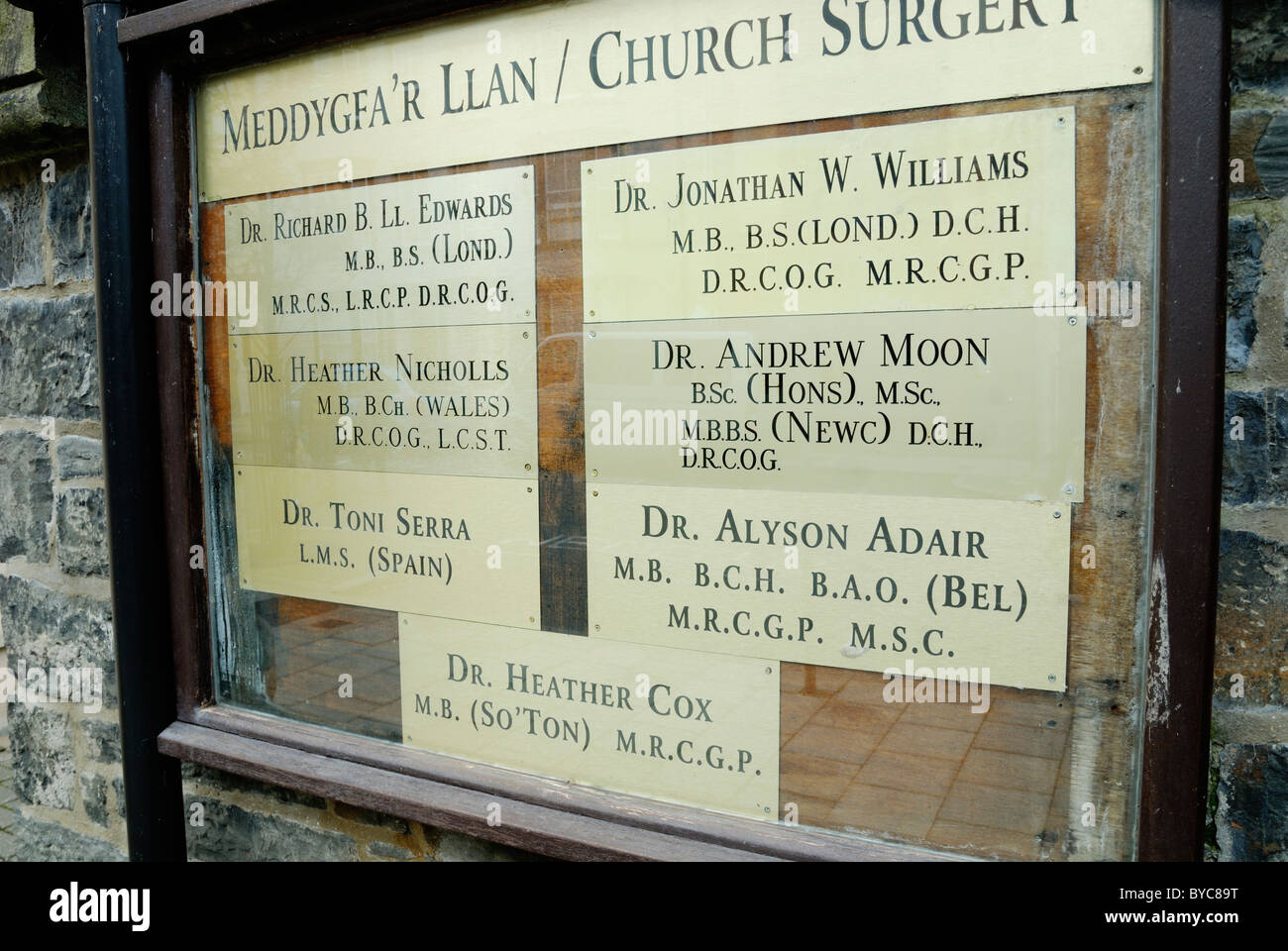 Des Arztes Namen Plaketten außerhalb Kirche Chirurgie, Aberystwyth, Wales Stockfoto