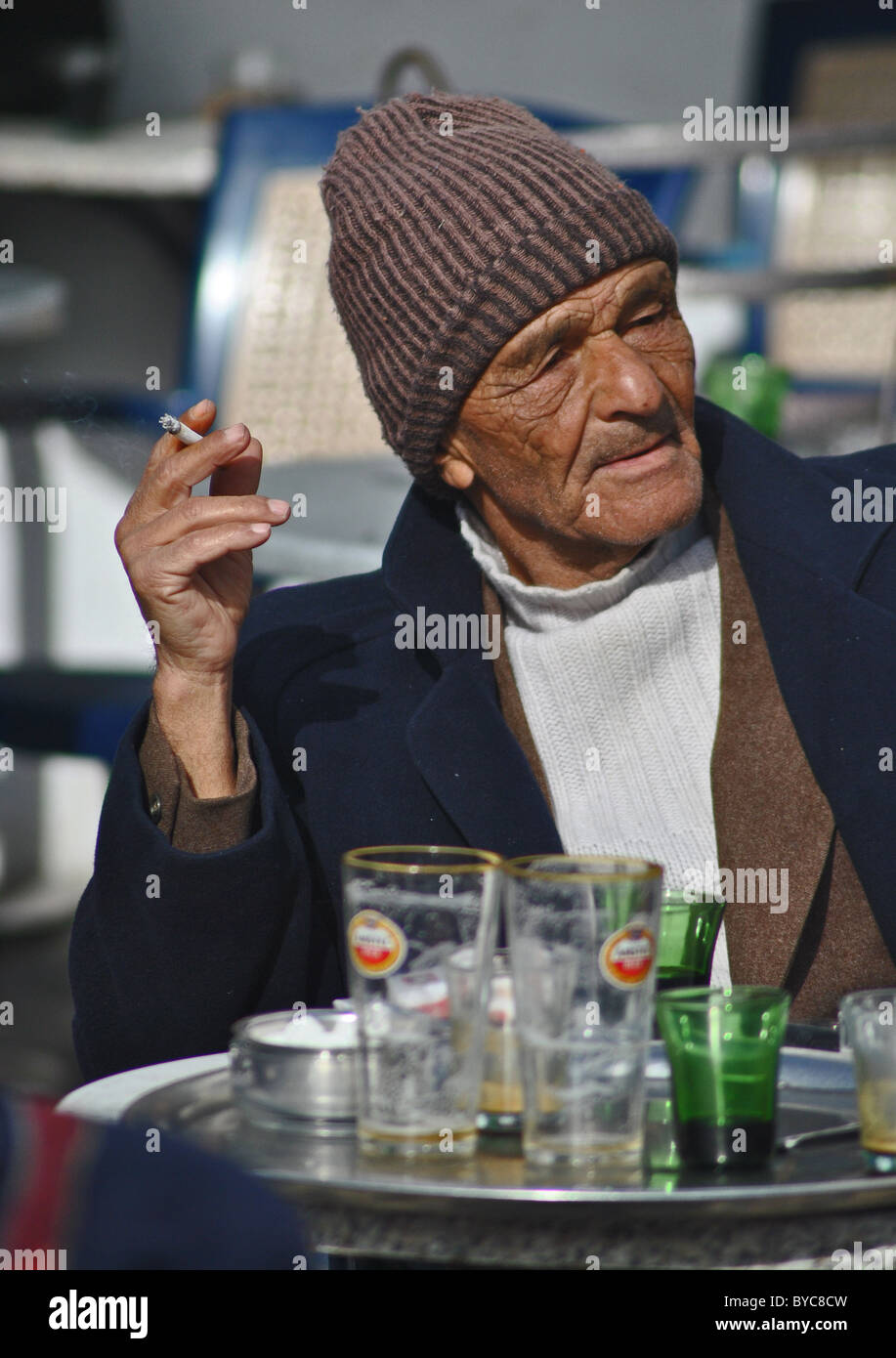 Alter Mann Rauchen Zigarette im Café, Sousse, Tunesien Stockfoto