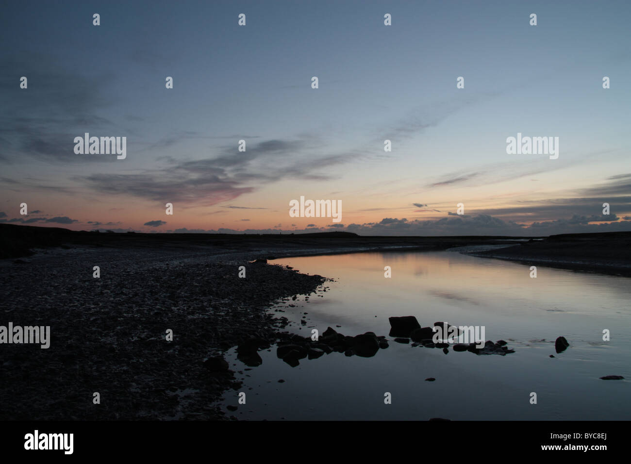 Einbruch der Dunkelheit auf Mündung Reflexionen Stockfoto