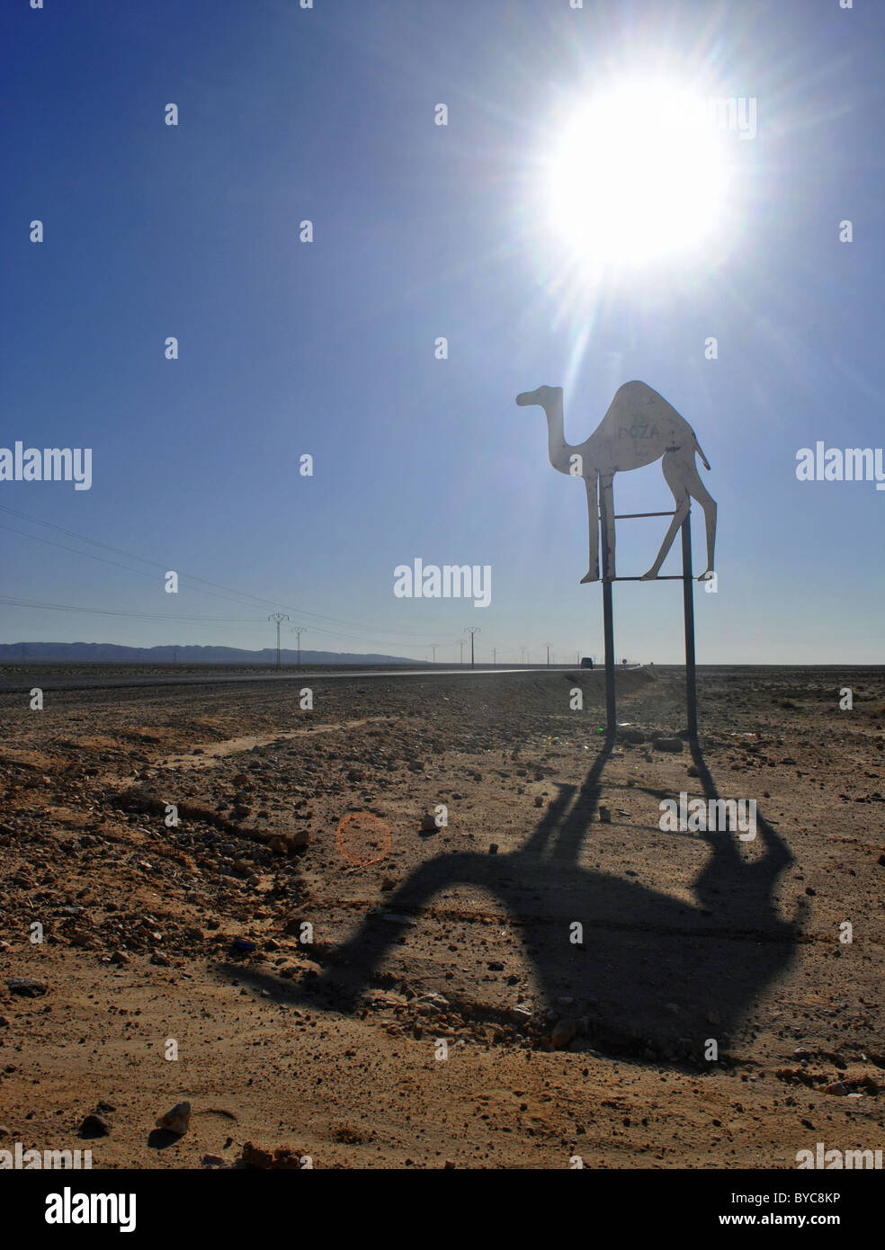 Desert Road und Kamel Zeichen in der Nähe von Douz, Tunesien Stockfoto