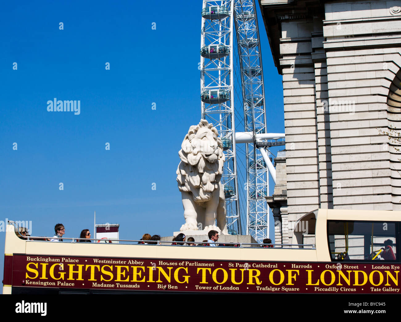 SIGHTSEEING-TOUR IN LONDON MIT TOURISTEN-BUS Stockfoto