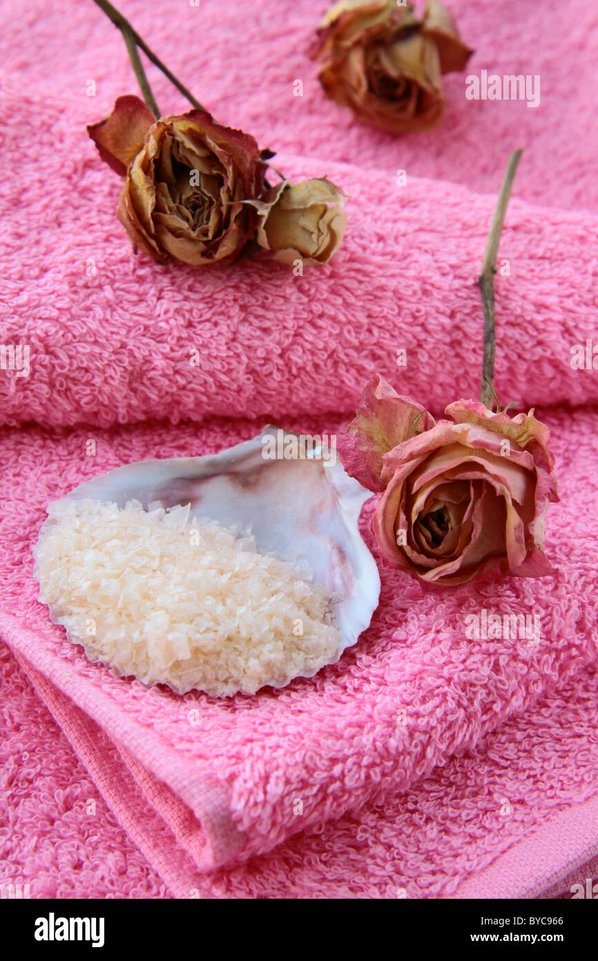 Rosa Handtuch mit rose Spa-Konzept Stockfoto