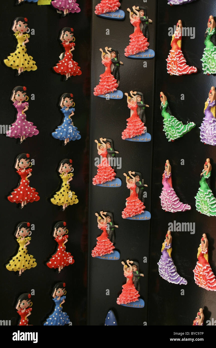 Kühlschrank-Magnete in Form von spanischen Tänzerinnen für den Verkauf außerhalb der Souvenir-Shop in Los Boliches, Fuengirola, Costa Del Sol, Spanien Stockfoto