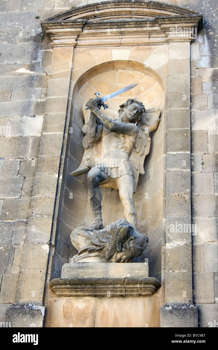 Ubeda, Provinz Jaen, Spanien. Statue des San Miguel Arcángel, Gönner Heiliges von Úbeda Stockfoto