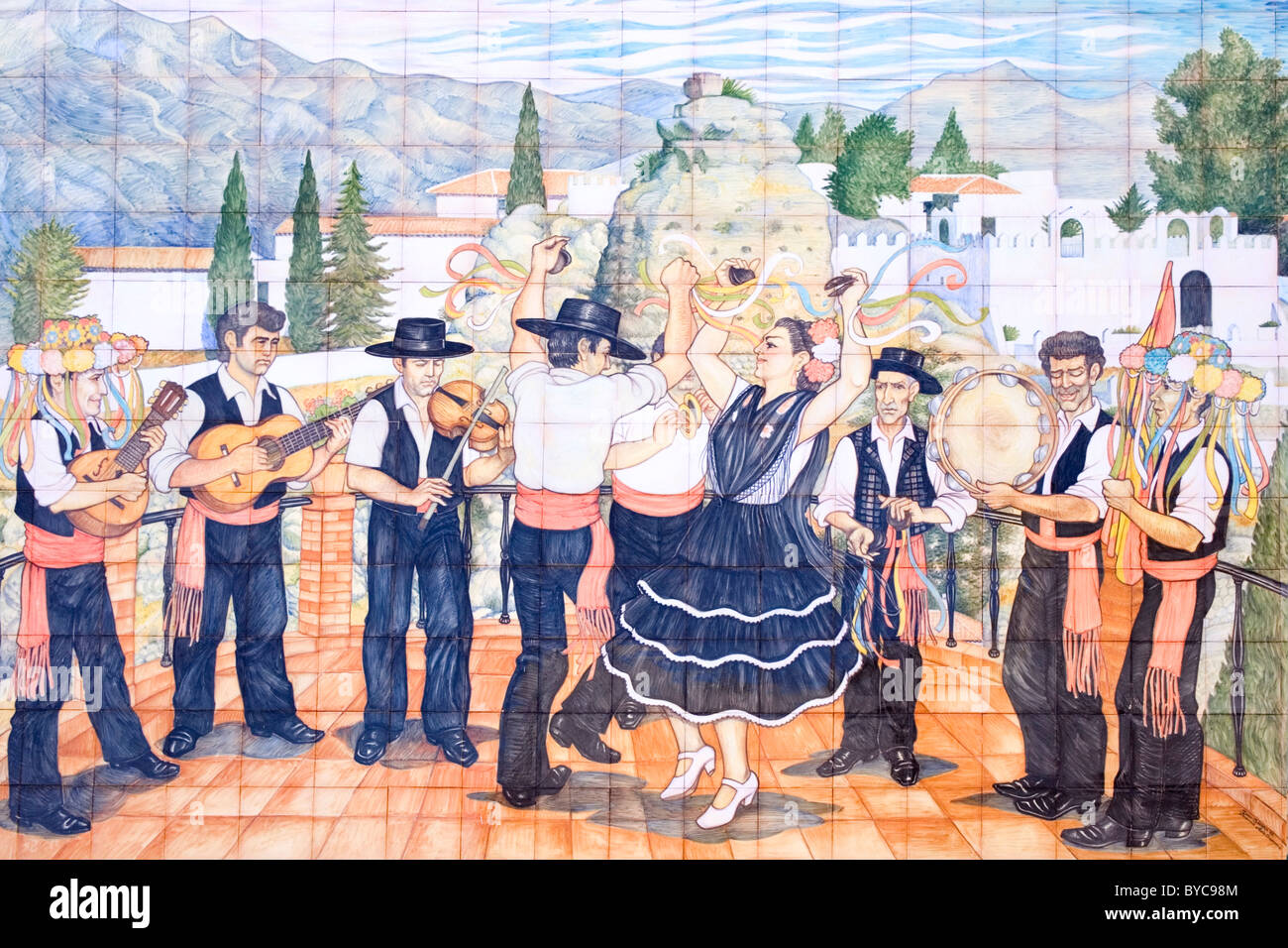 Comares, Provinz Malaga, Andalusien, Spanien. Keramikfliesen, die Darstellung der Verdiales Tänzer und Musiker, die typisch für die Gegend. Stockfoto