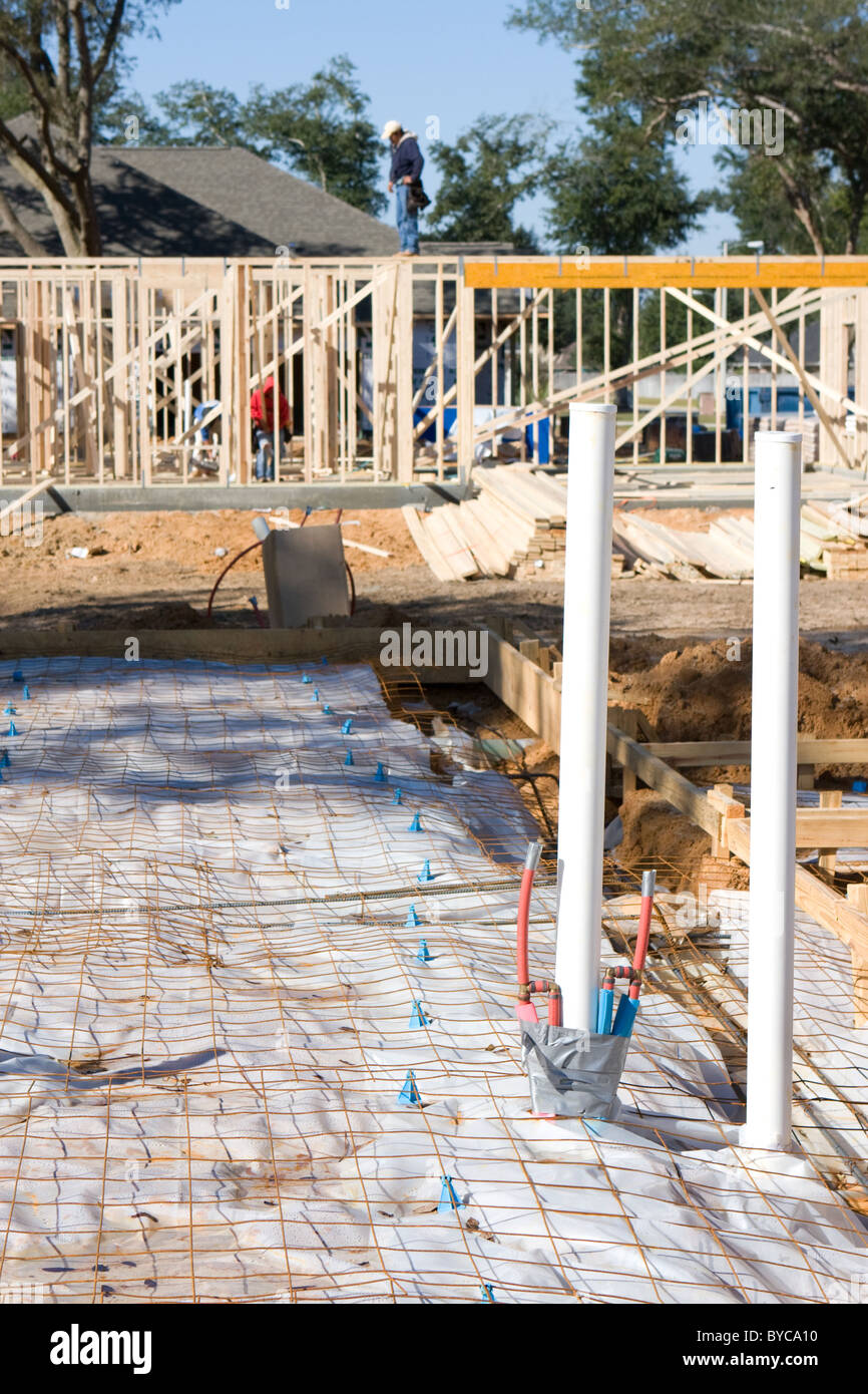 Arbeit und Verstärkung Wire Form ist bereit für die Betonplatte gegossen werden, im Vordergrund. Im Hintergrund Tischler bu Stockfoto