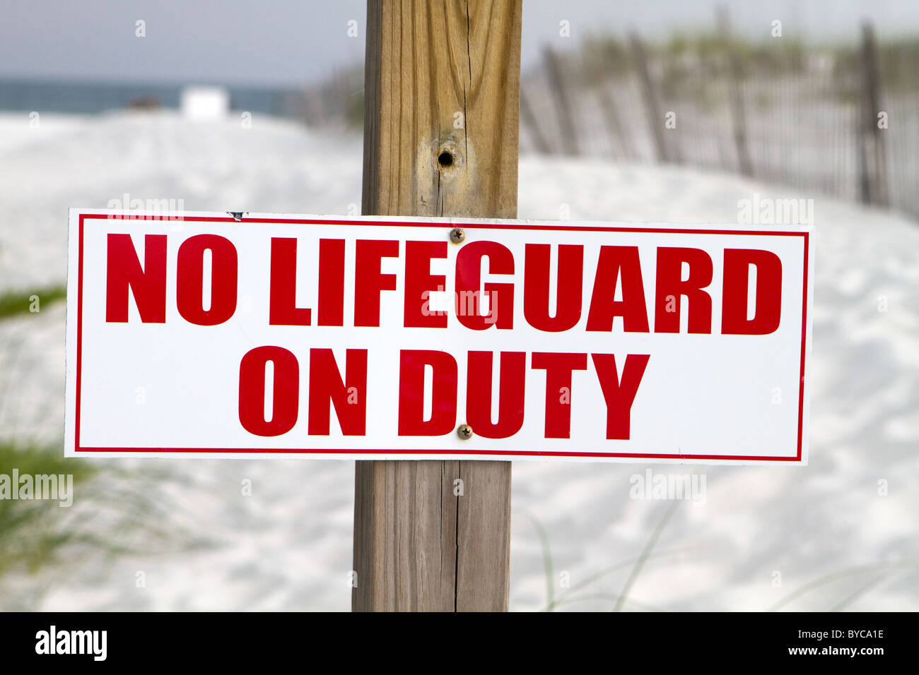 Schild an einem Strand benachrichtigt Schwimmer gibt es keine Rettungsschwimmer im Einsatz. Stockfoto