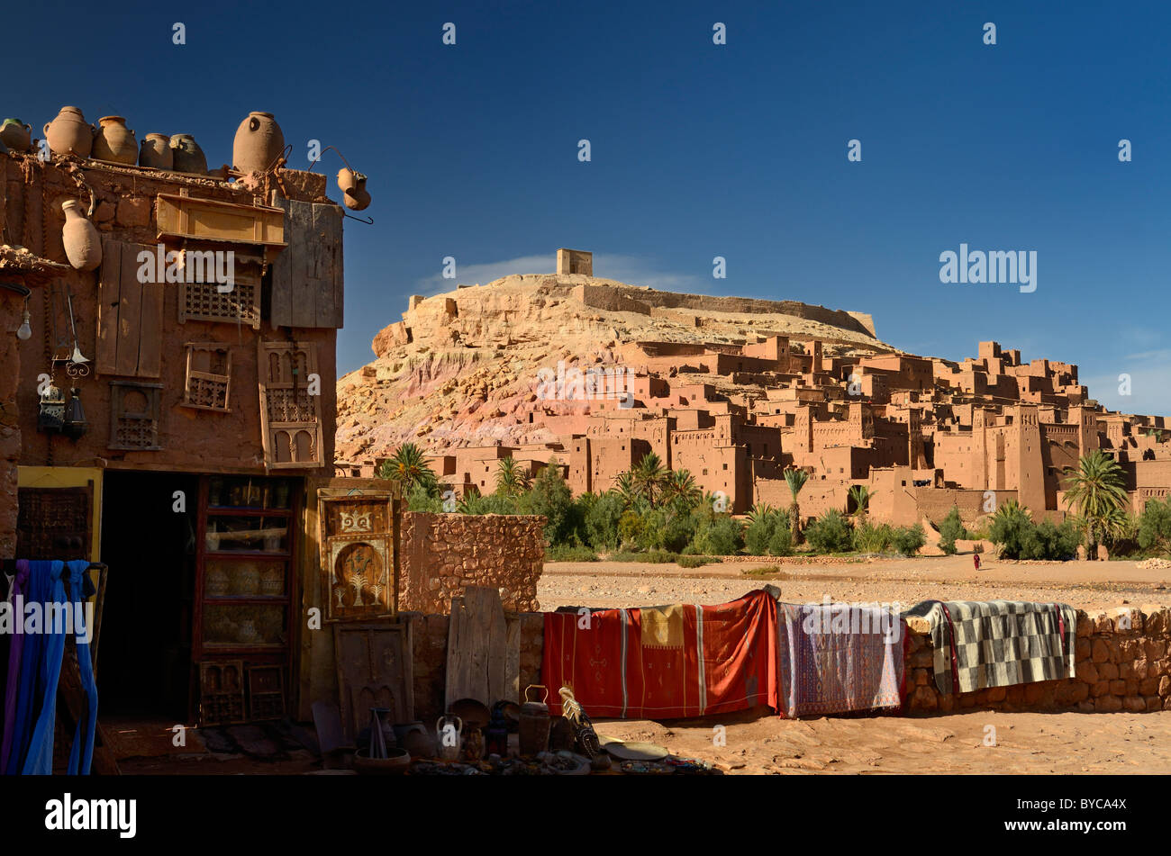 Ansicht der alten Hügel Dorf Ait Benhaddou aus einer alten Shop über das Wadi mellah in der Nähe von Ouarzazate Marokko Stockfoto