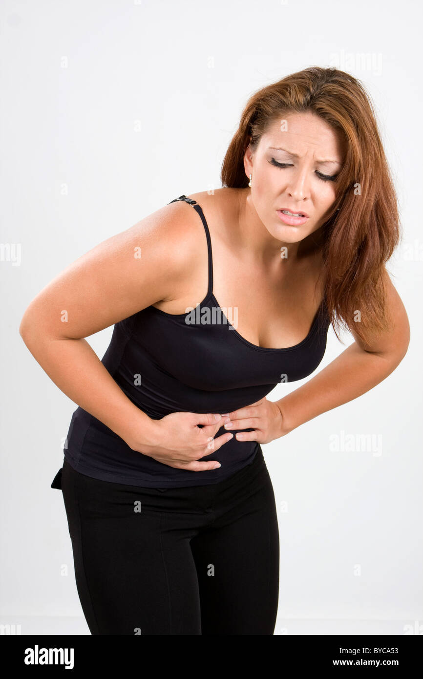 Frau beugt sich über Schmerzen für Magenkrämpfe. Stockfoto