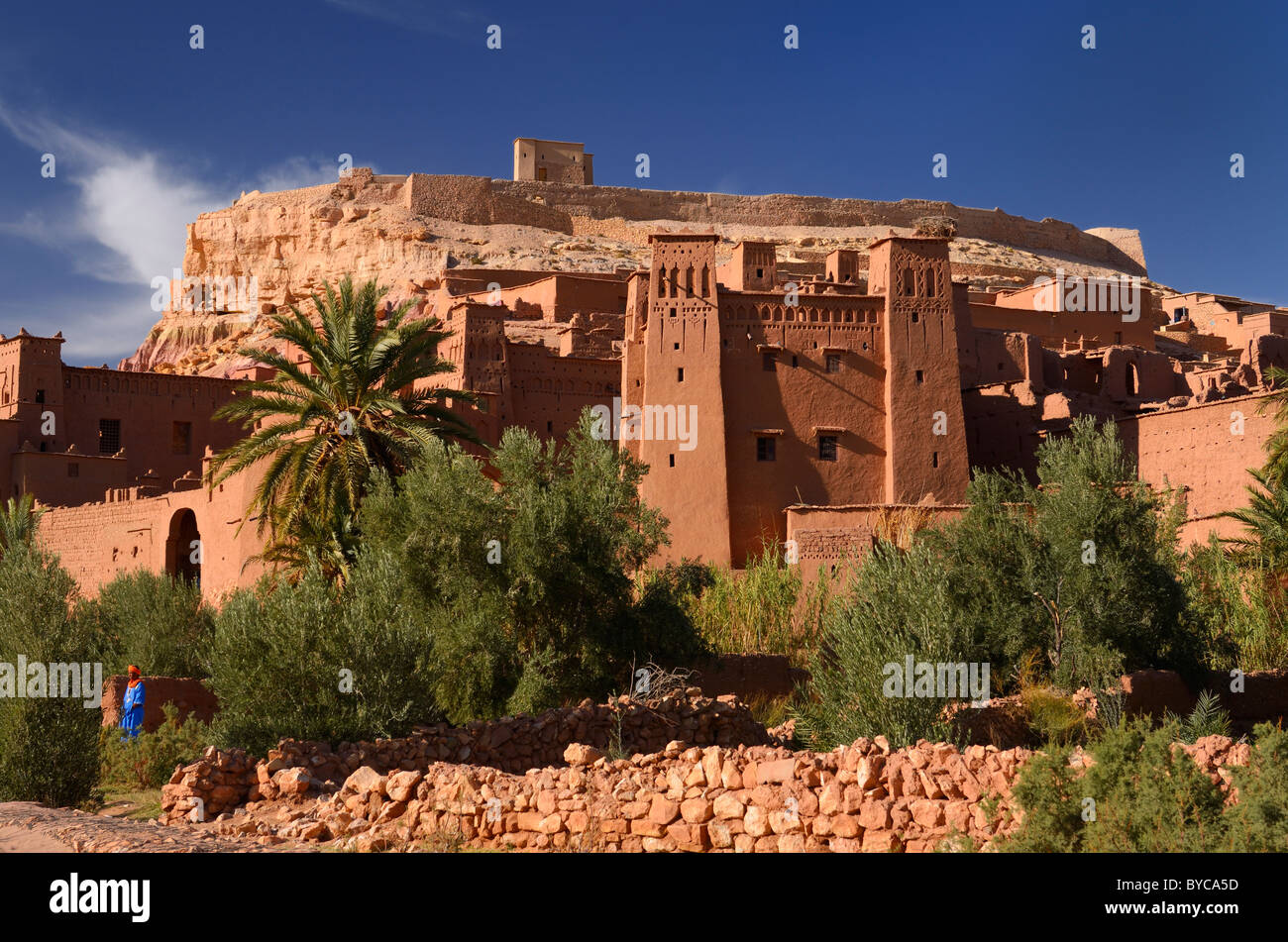 Berber-Mann am historischen irdenen Ksar von antiken Stadtfestung von Ait Benhaddou in der Nähe von Ouarzazate Marokko blau Stockfoto