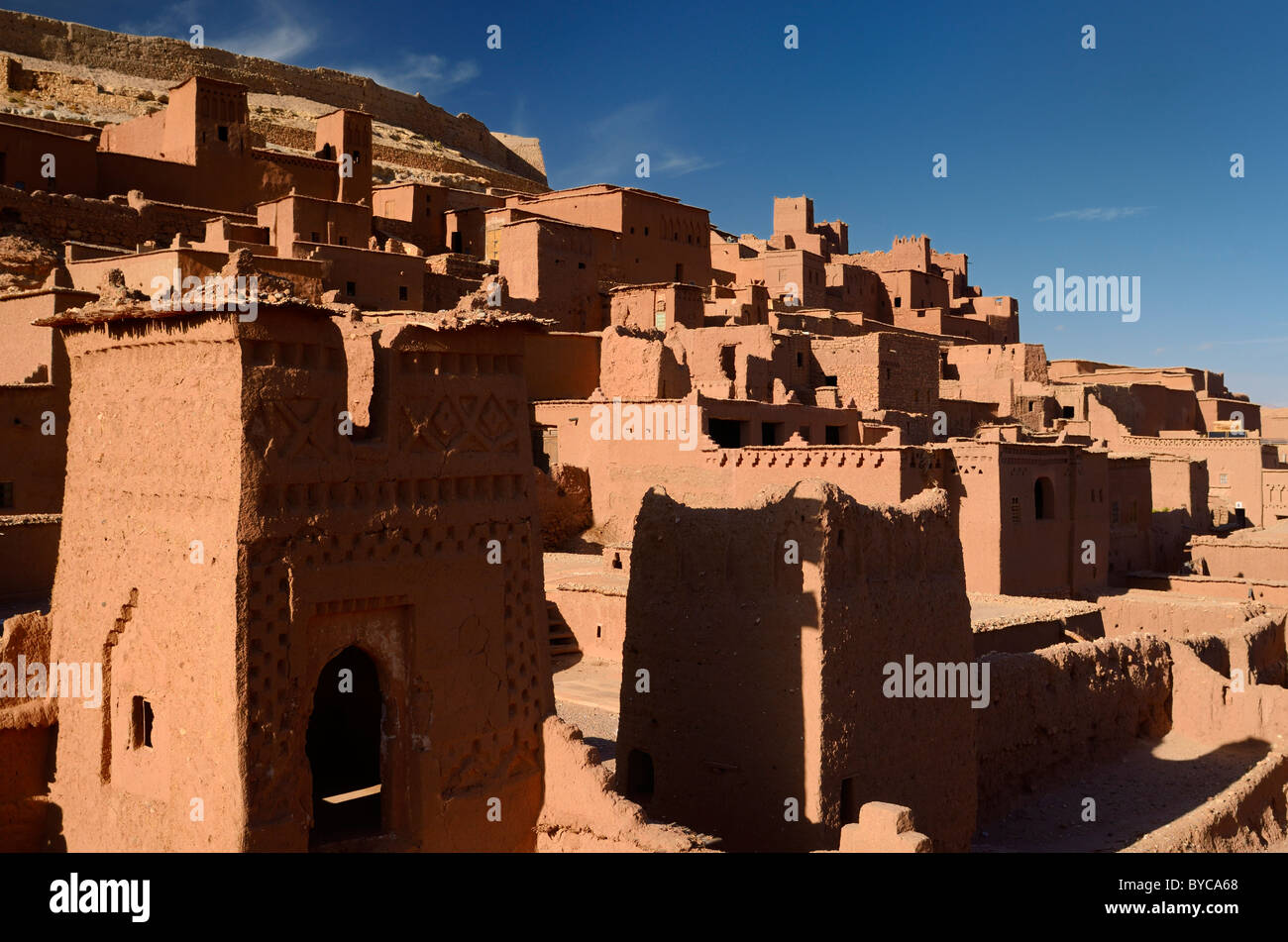 Ockerfarbenen Gebäuden in der historischen irdenen Ksar von antiken Stadtfestung von Ait Benhaddou in der Nähe von Ouarzazate Marokko Stockfoto