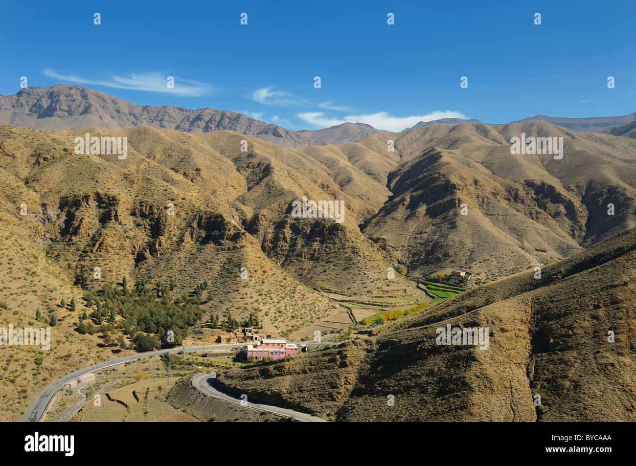 Rest Stop entlang der tizi n Tichka Pass über den trockenen Hohen Atlas Marokko Stockfoto