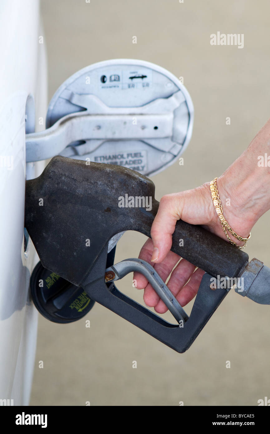 Nahaufnahme von Frauenhand ein Auto mit Gas zu füllen. Stockfoto