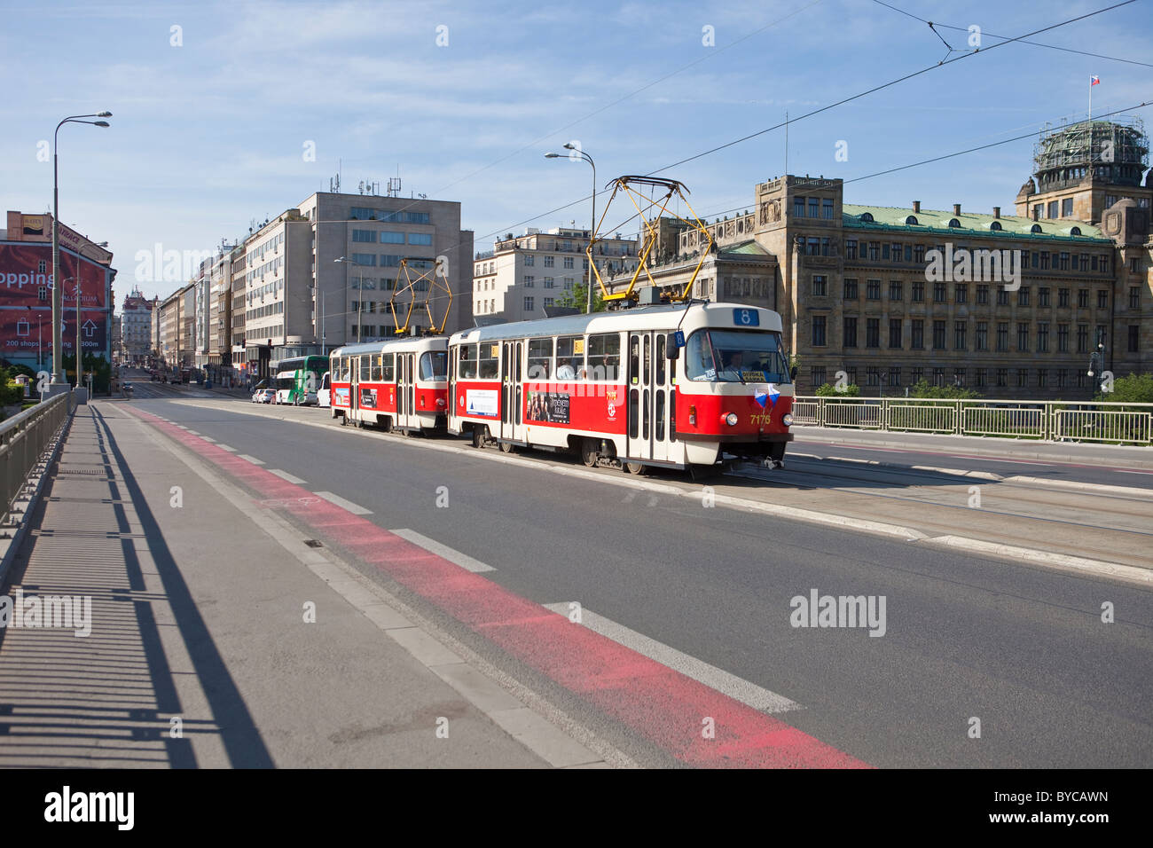Straßenbahn auf Straße in Prag Stockfoto
