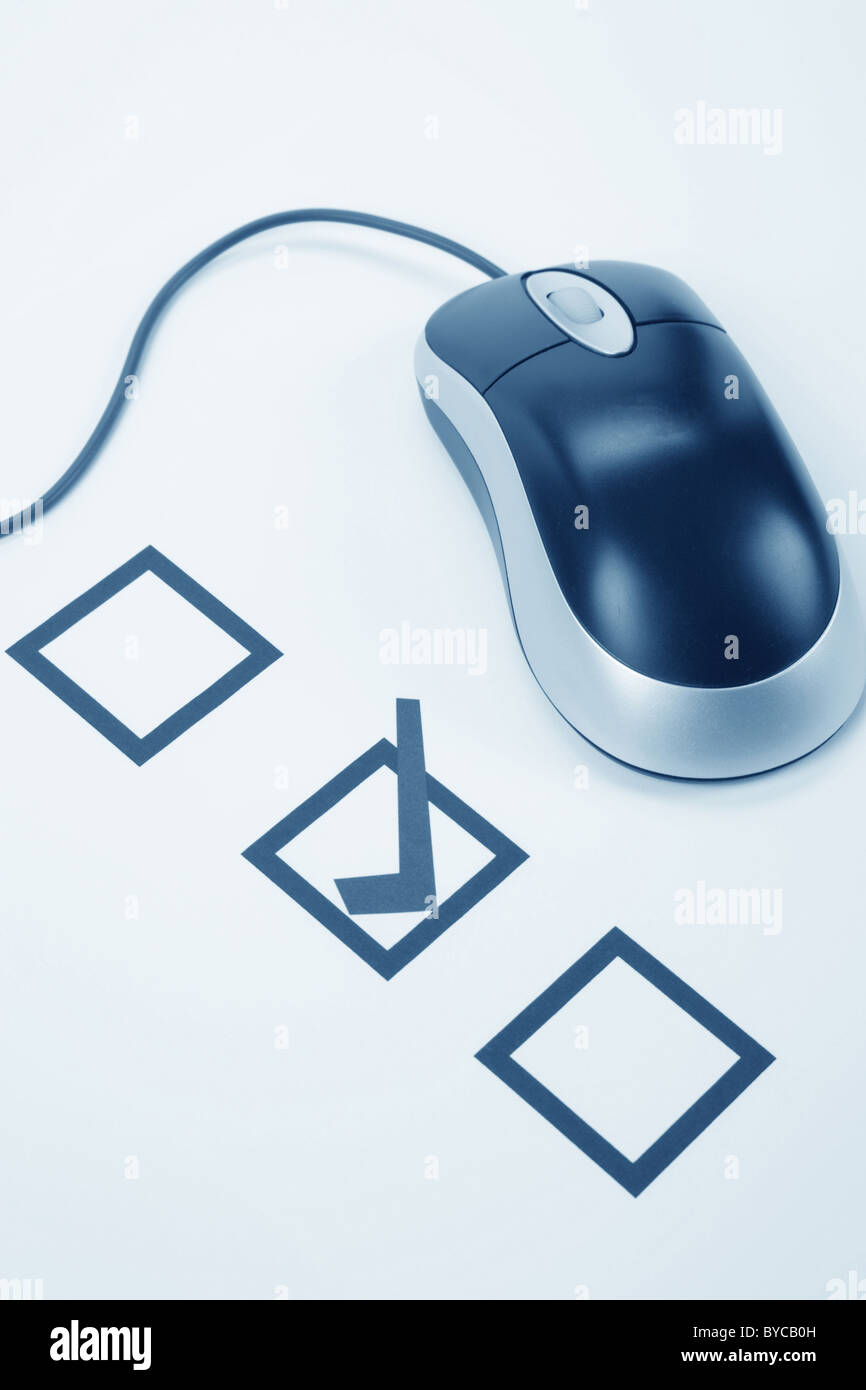 Fragebogen und Computer-Maus, Konzept der Online-Abstimmung Stockfoto
