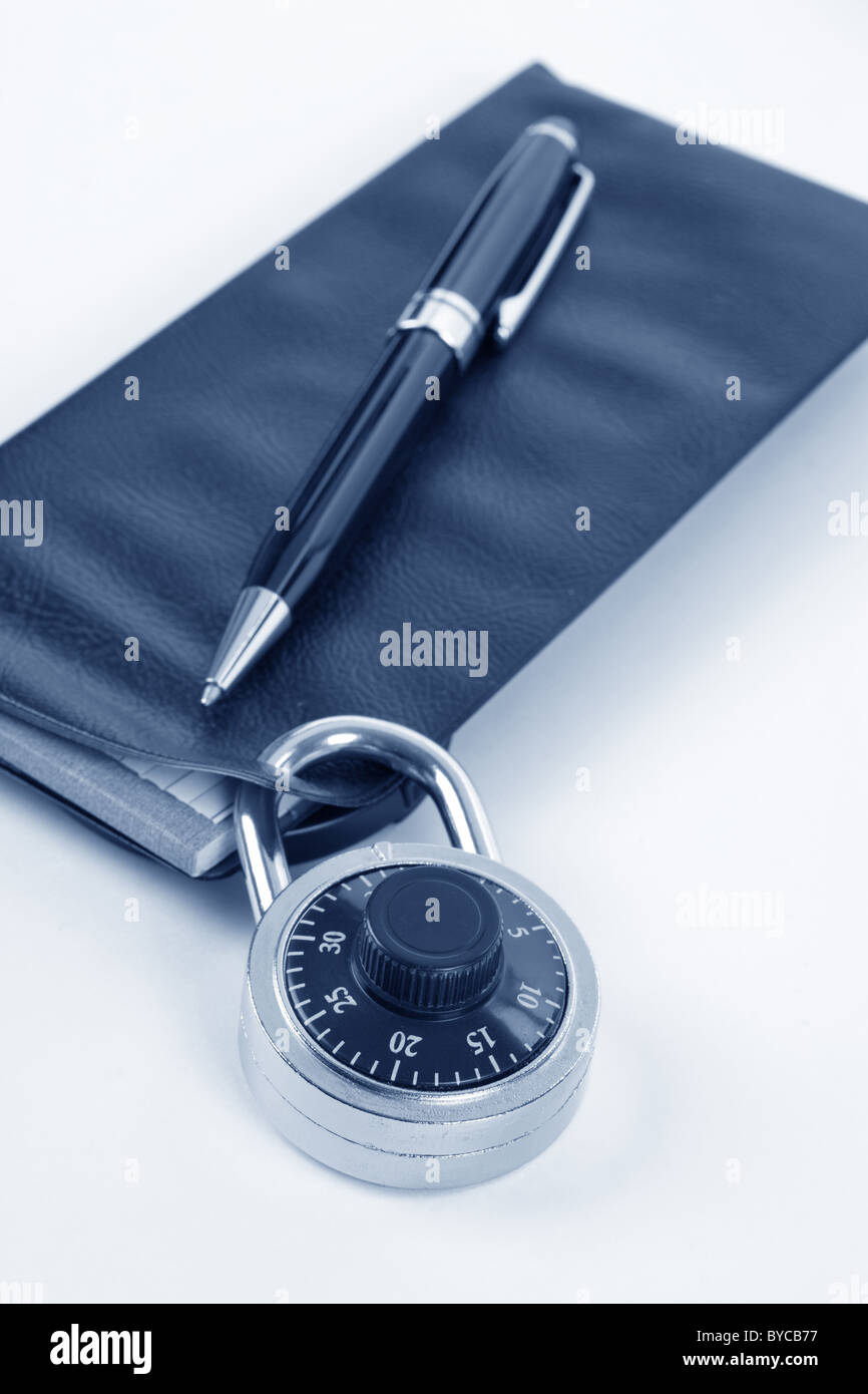 Scheckheft und Lock, Konzept der Rezession oder Sicherheit Stockfoto