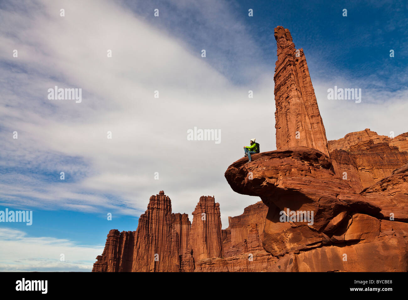 Wanderer auf dem Gipfel eine Sandstein-Turm im Canyonlands National Park. Stockfoto
