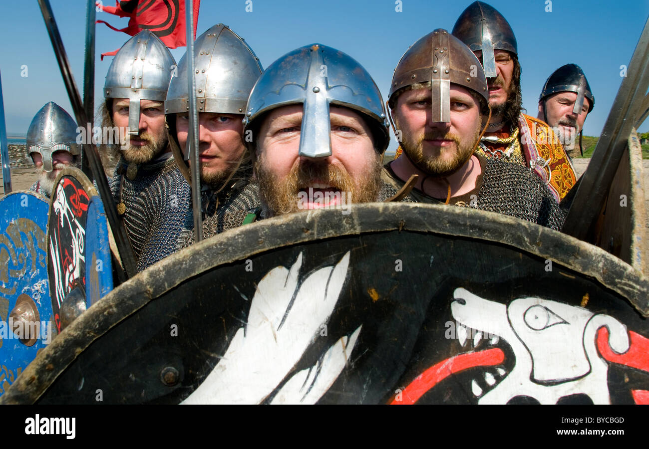 Wikinger Krieger Reenactment auf Lindisfarne, wo die "echte" Wikinger bekanntlich in AD 793 überfallen Stockfoto