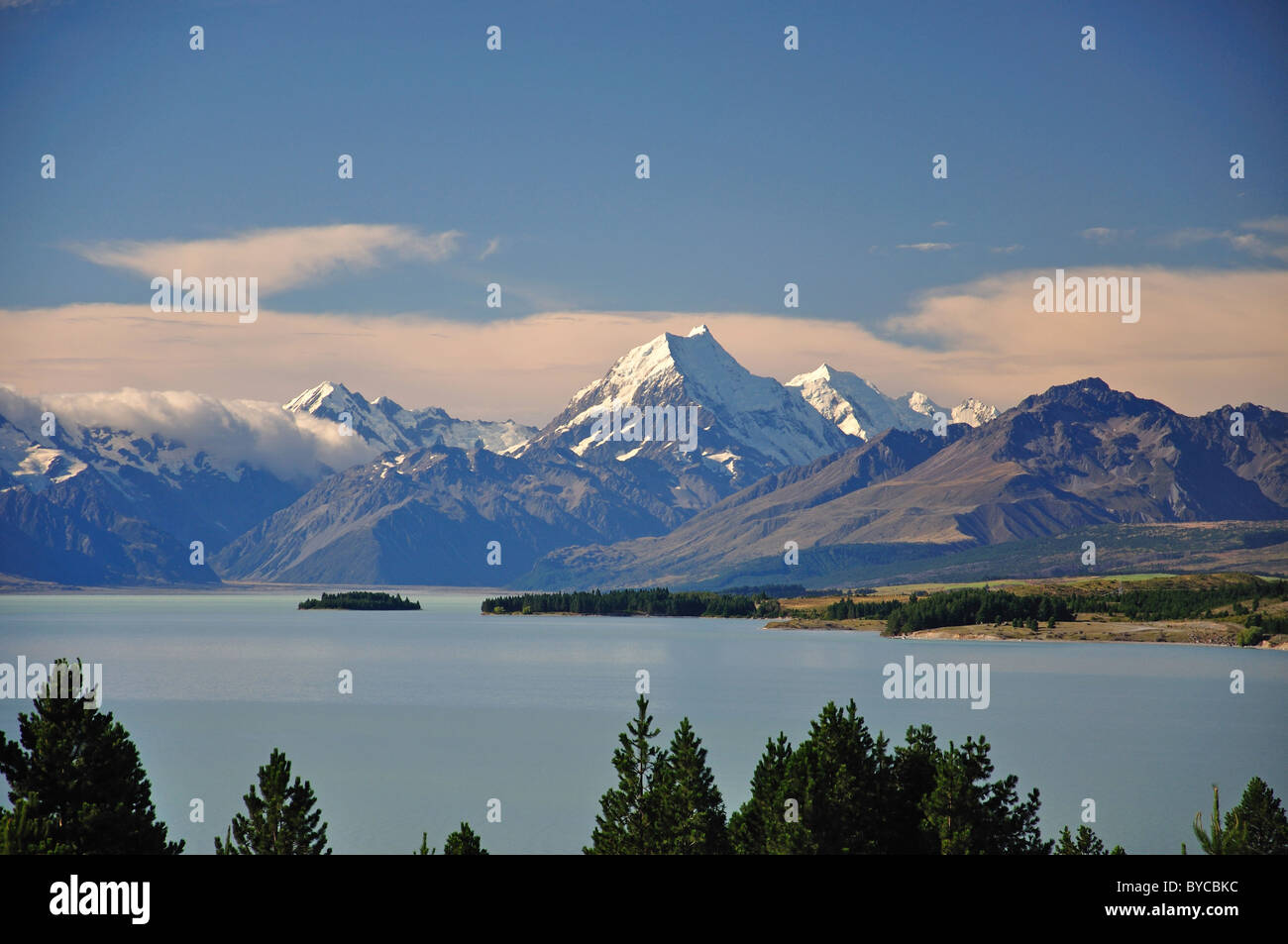 Mount Cook (Aoraki) und die südlichen Alpen vom Lake Pukaki, Mackenzie District, Canterbury Region, Südinsel, Neuseeland Stockfoto