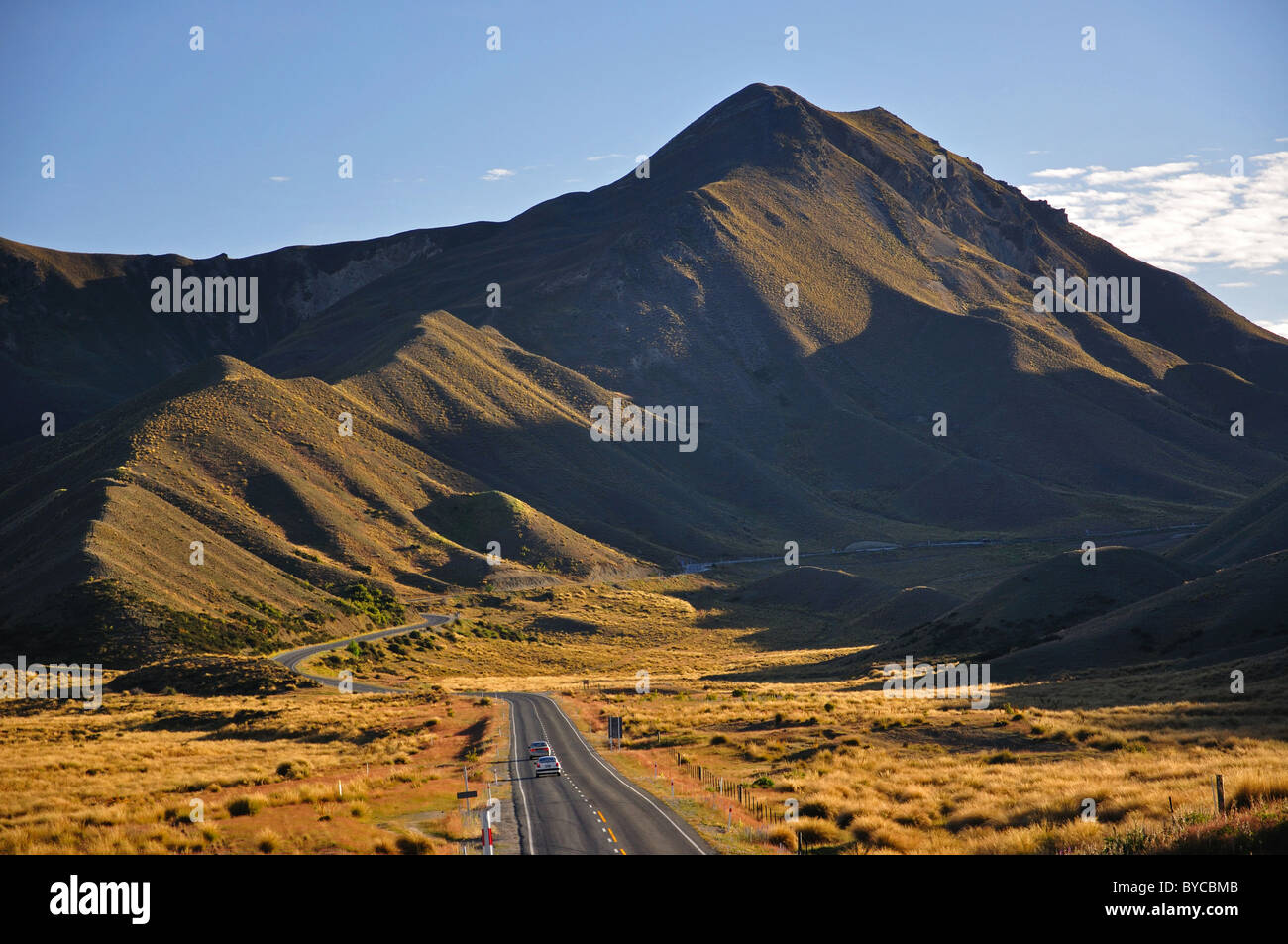 State Highway 8 am Lindis Pass bei Sonnenuntergang, Central Otago, Otago Region, Südinsel, Neuseeland Stockfoto
