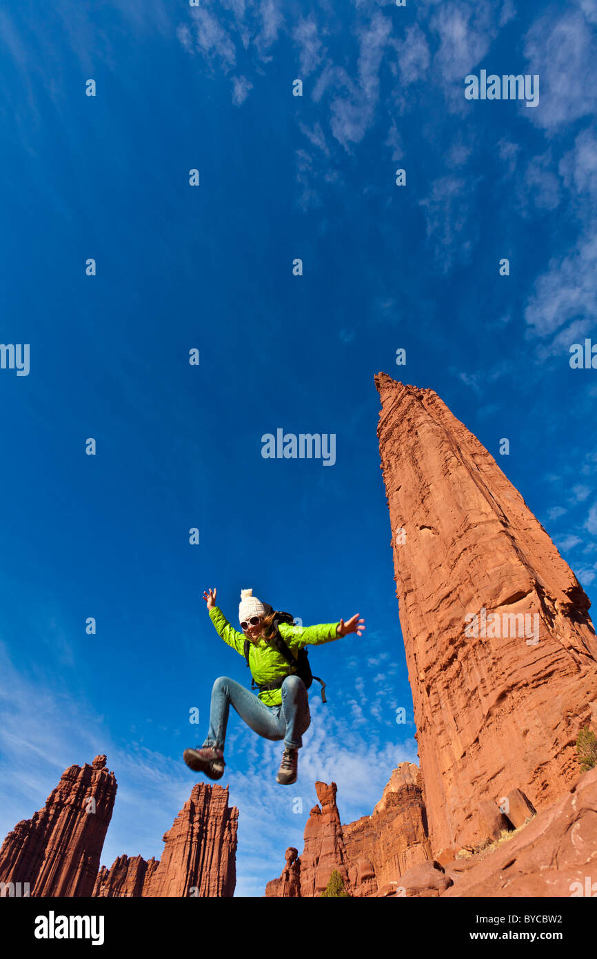 Wanderer-Sprünge auf dem Gipfel des einen Sandstein-Turm im Canyonlands National Park. Stockfoto