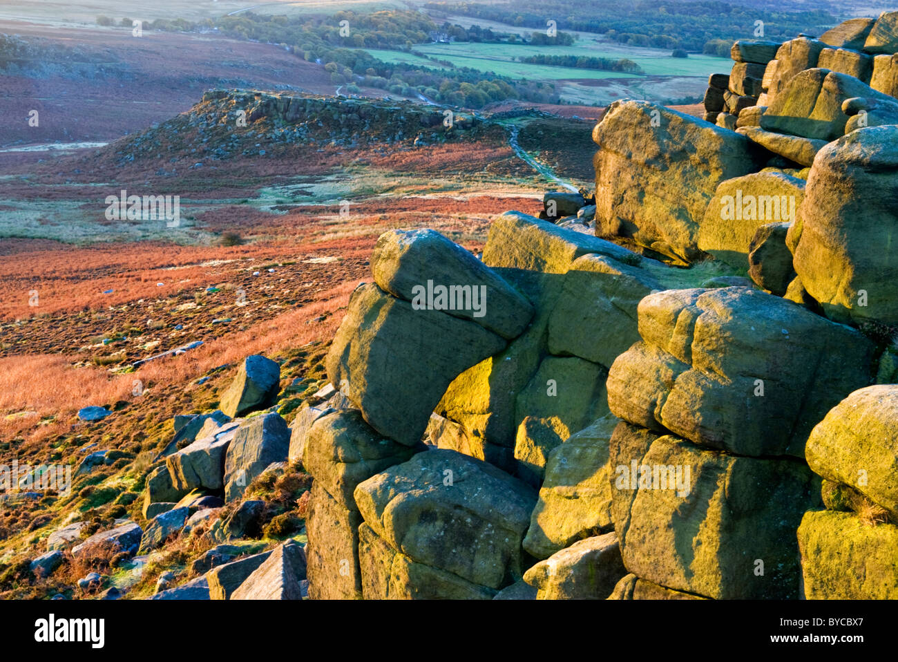 Higger Tor & Carl Wark Hillfort bei Sonnenaufgang, in der Nähe von Hathersage, Peak District National Park, Derbyshire, England, Vereinigtes Königreich Stockfoto