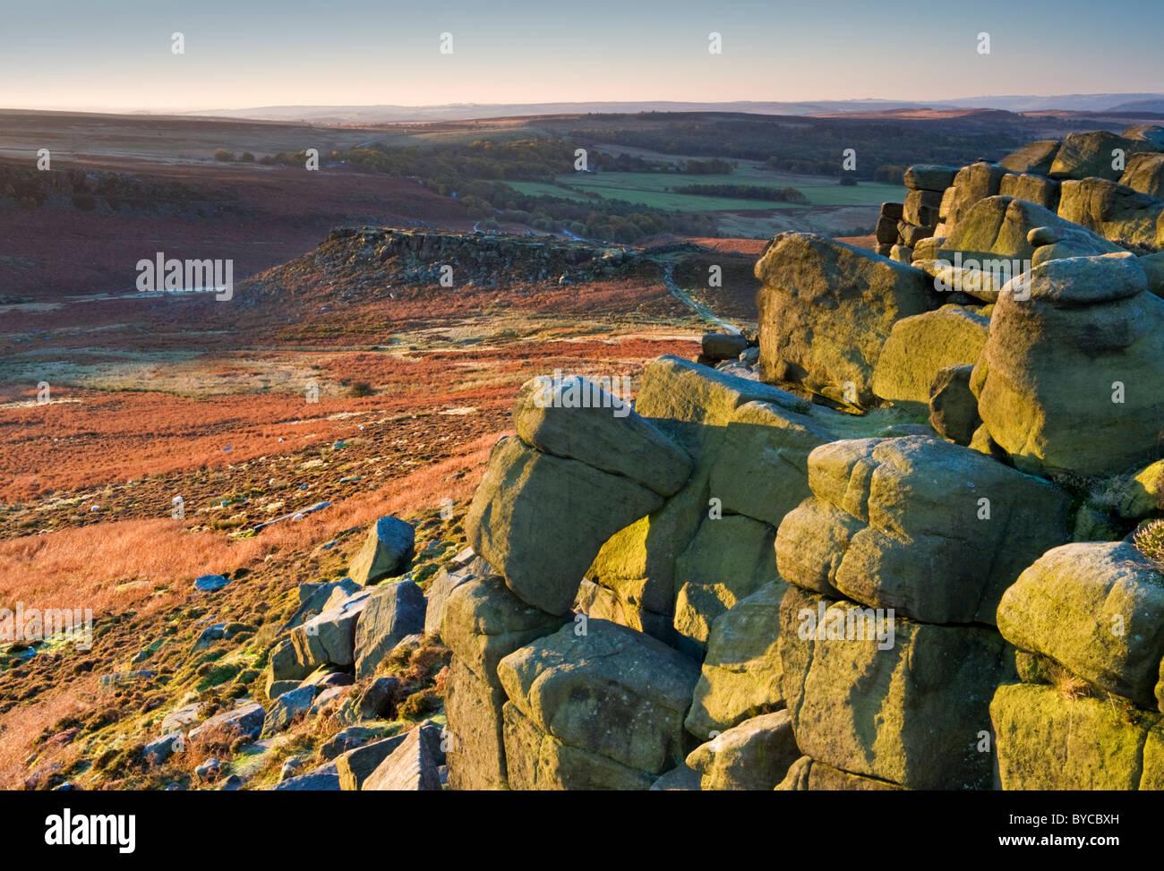 Higger Tor & Carl Wark Hillfort bei Sonnenaufgang, in der Nähe von Hathersage, Peak District National Park, Derbyshire, England, Vereinigtes Königreich Stockfoto