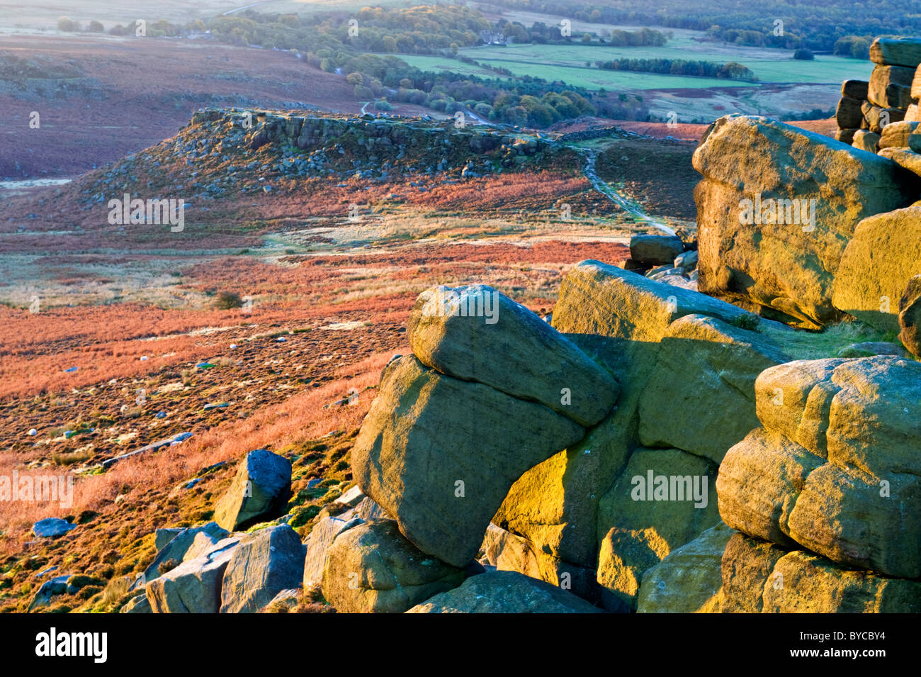 Higger Tor & Carl Wark Hillfort bei Sonnenaufgang, in der Nähe von Hathersage, Peak District National Park, Derbyshire, England, Vereinigtes Königreich Stockfoto
