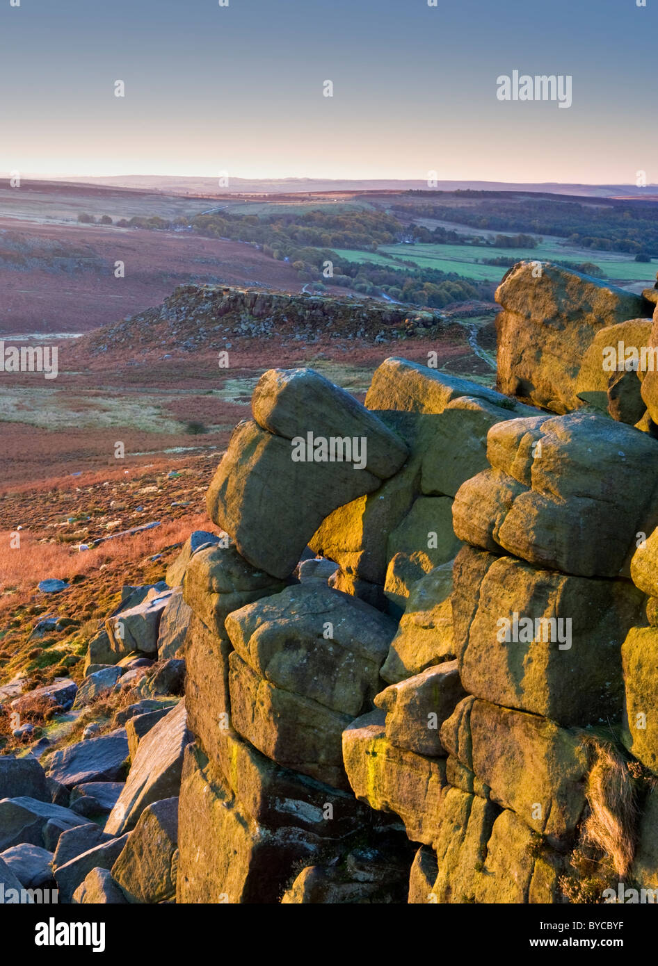 Higger Tor & Carl Wark Hillfort bei Sonnenaufgang, in der Nähe von Hathersage, Peak District National Park, Derbyshire, England, Vereinigtes Königreich Stockfoto