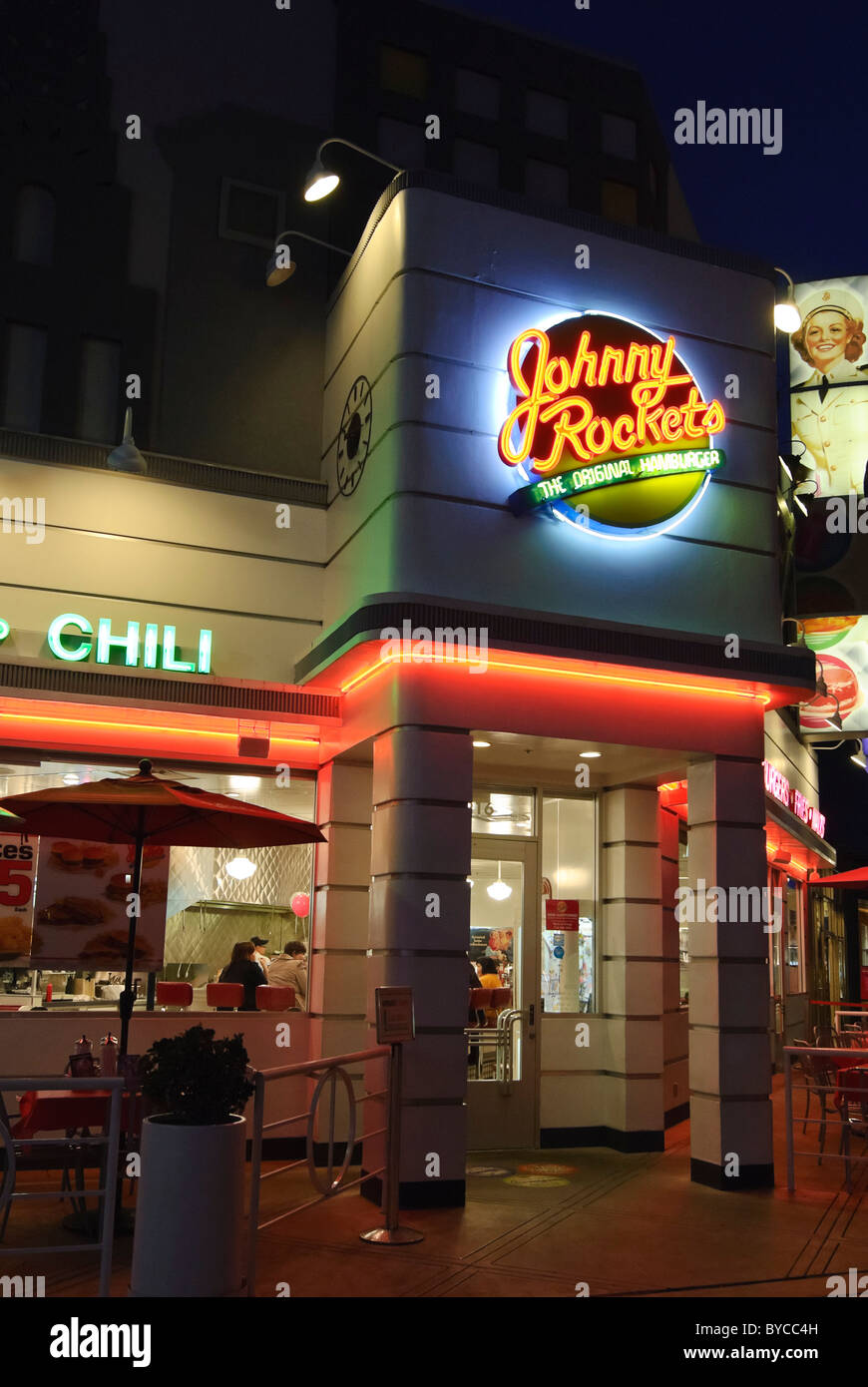 Johnny Rockets Restaurant in der Nacht. Stockfoto