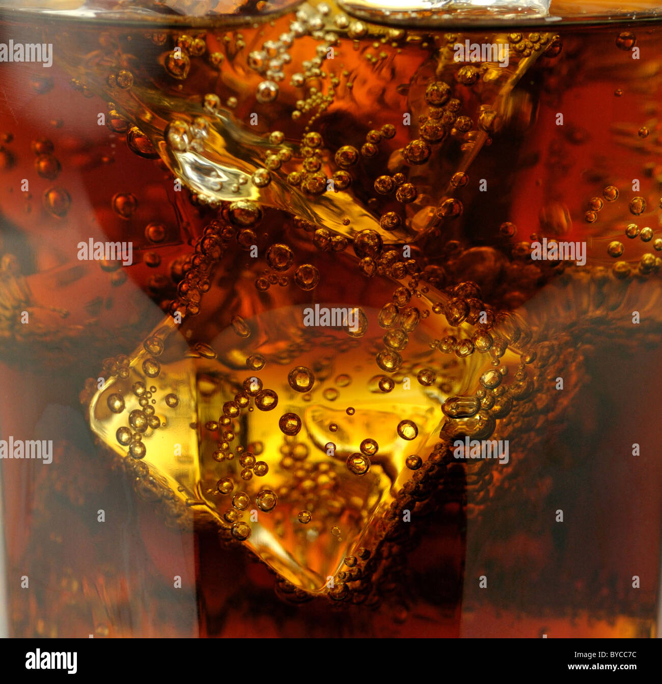 Cola mit Eiswürfeln hautnah Stockfoto
