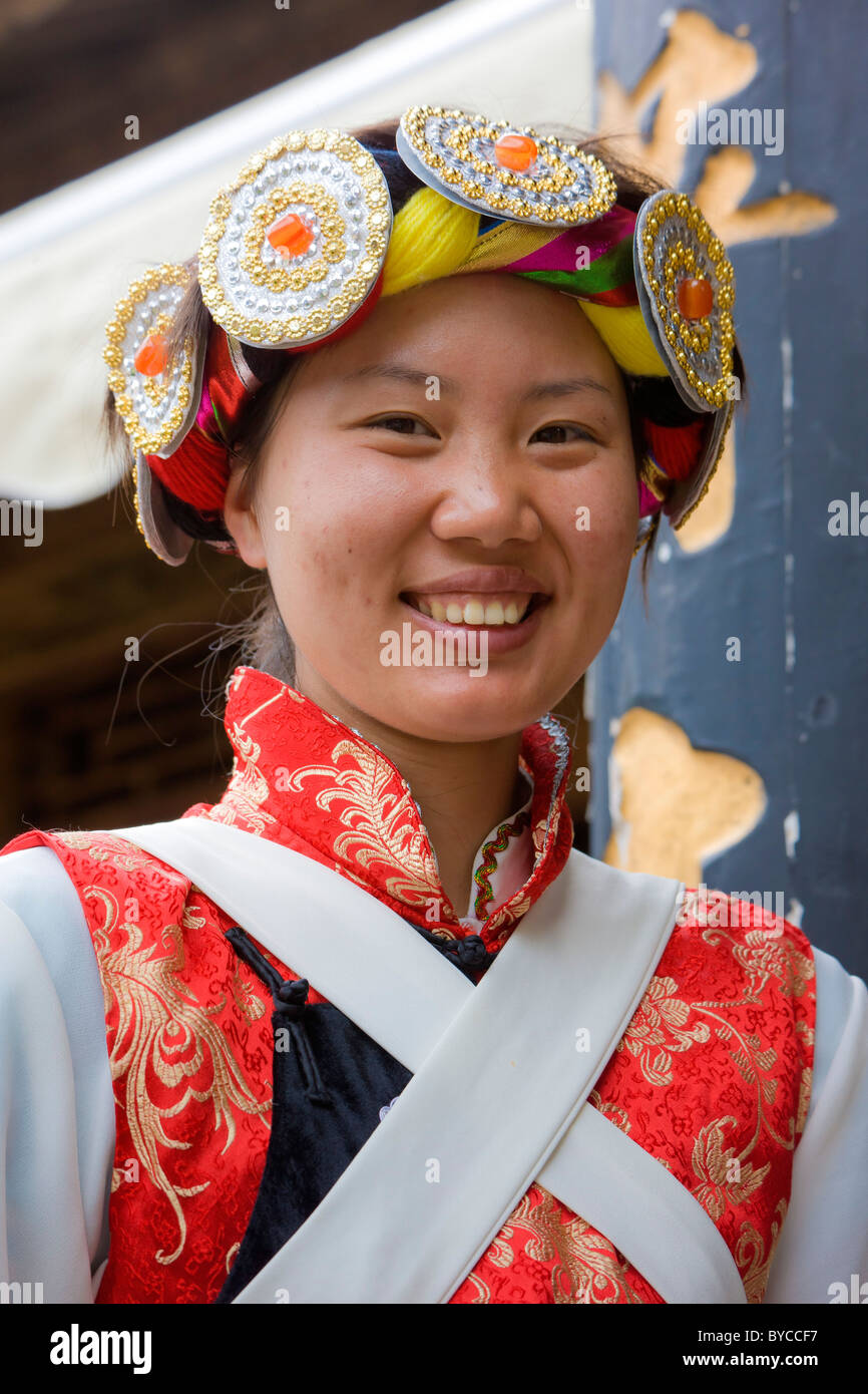 Schöne junge Naxi-Frau in traditioneller Tracht in der Altstadt von Lijiang, Provinz Yunnan, China. JMH4765 Stockfoto