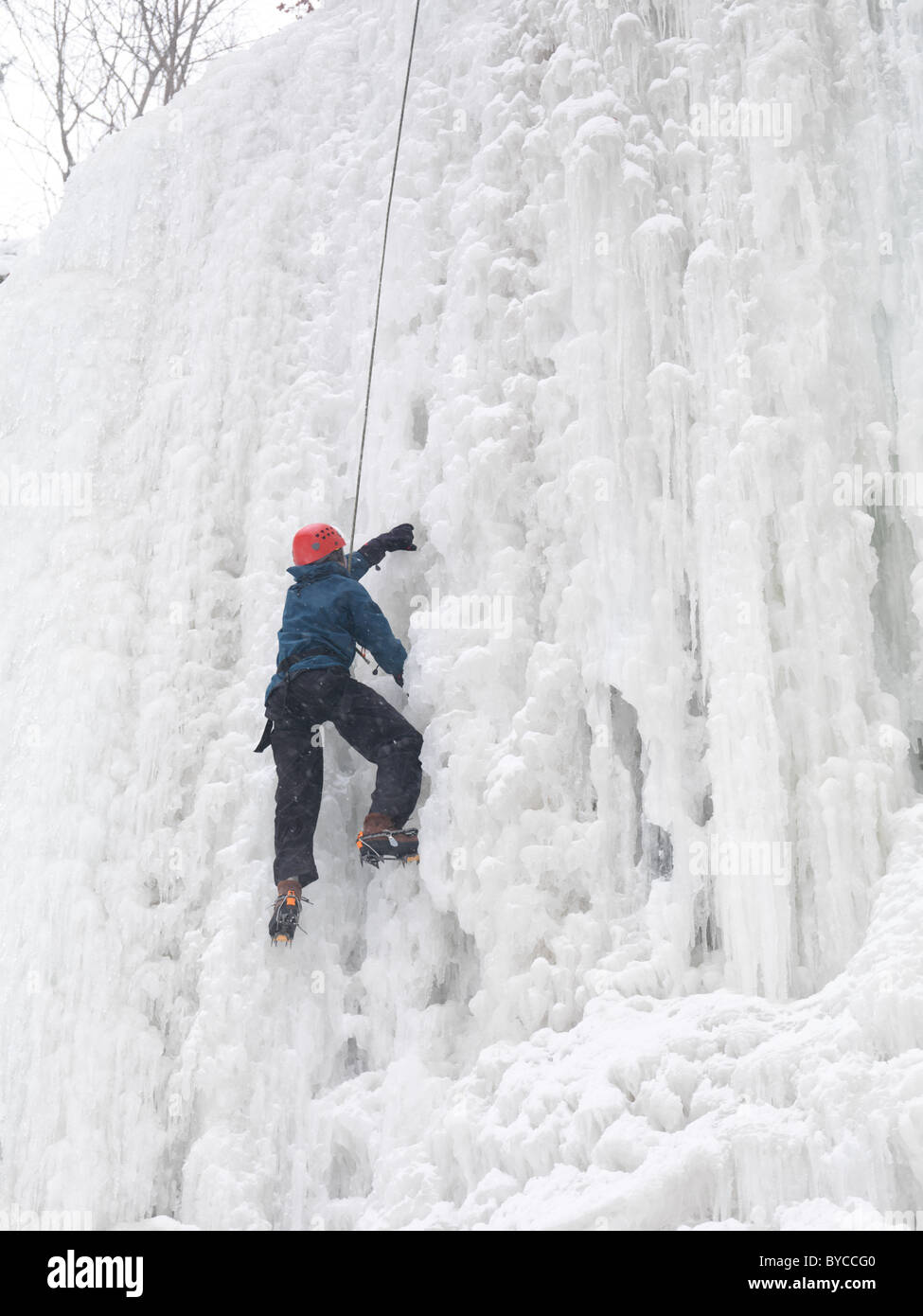 Eiskletterer einen gefrorenen Wasserfall klettern. Winter landschaftlich schön, Ontario, Kanada. Stockfoto