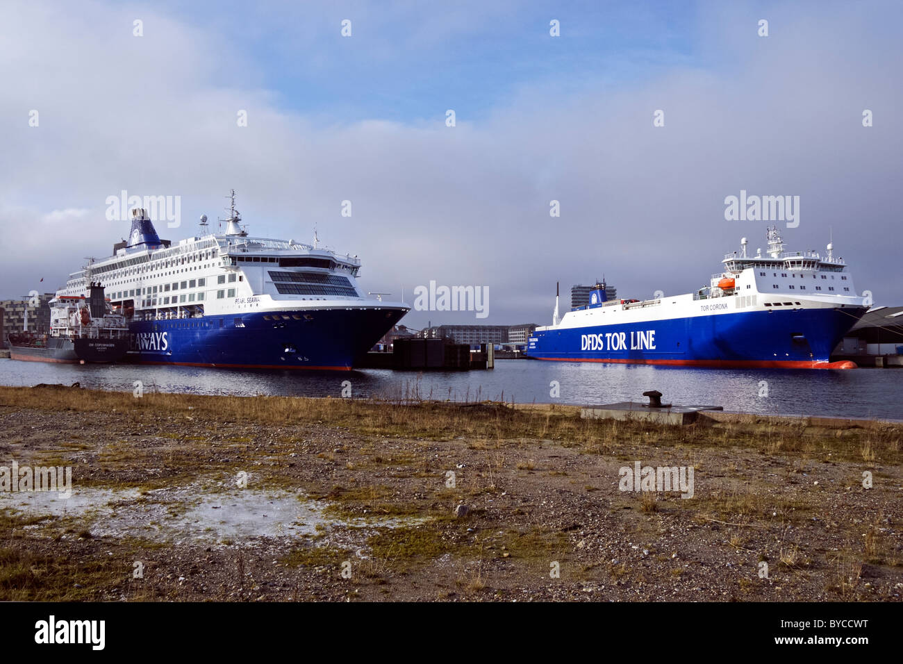 DFDS Seaways Auto und Personenfähre Pearl Seaways unter Öl an seinen Liegeplatz im Hafen von Kopenhagen mit Tor Corona rechts Stockfoto