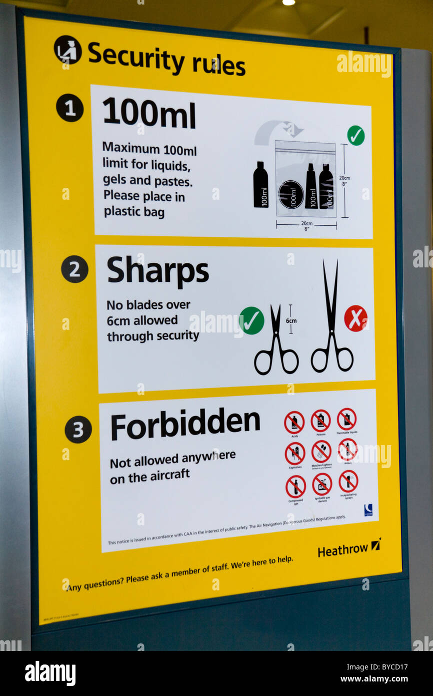 Warnschild mit gefährlichen, verbotenen und verbotenen Gefahrengütern bei der Sicherheitskontrolle – beim Passagier-Check-in – am Flughafen London Heathrow T1. UK Stockfoto