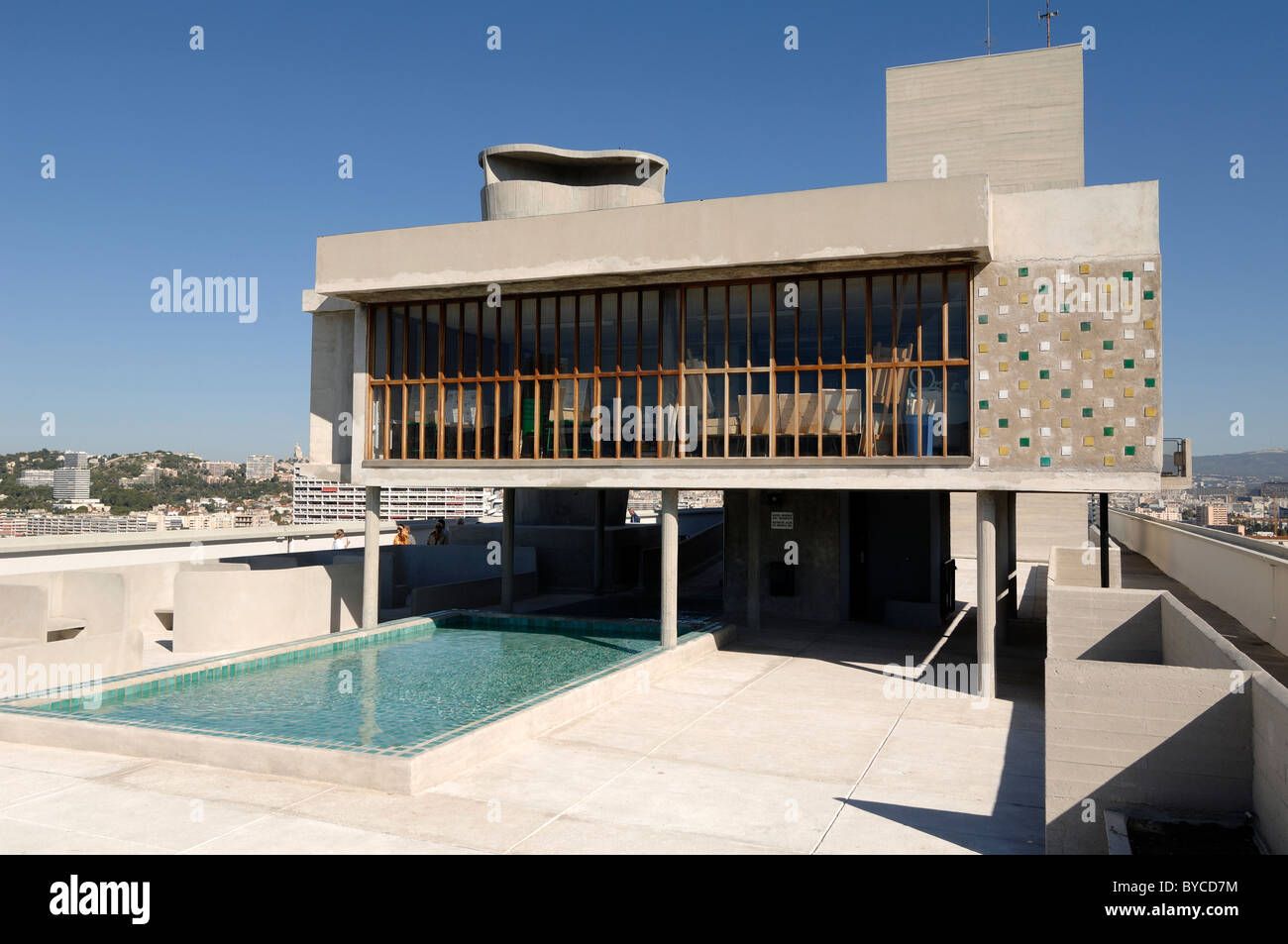 Dachterrasse und Swimmingpool des Wohnhauses Cité Radieuse oder Unité d'Habitation von Le Corbusier, Marseille Provence Frankreich Stockfoto