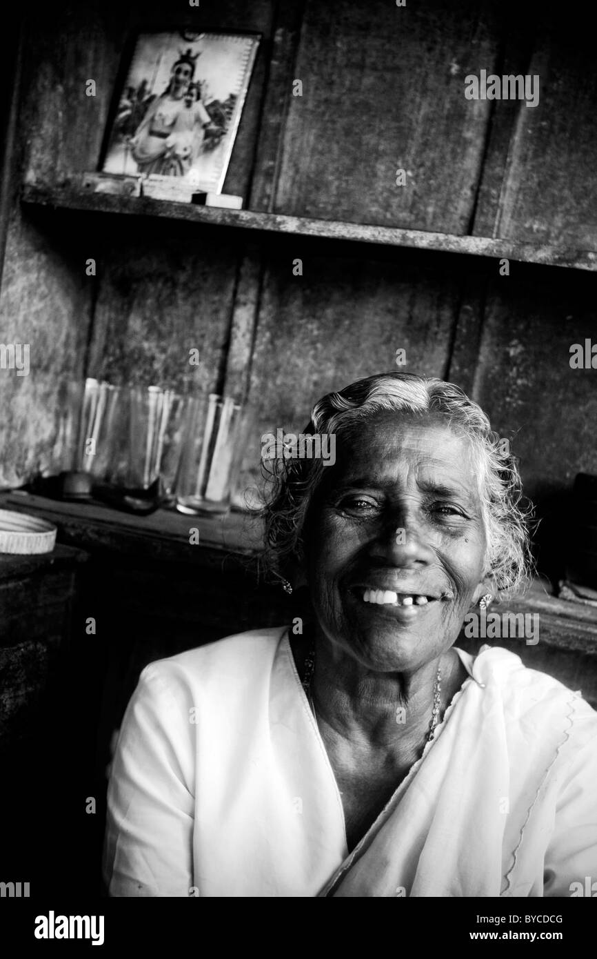 Eine ältere Frau sitzt in ihrem Tee-Stall in Alappuzha (aka Alleppey) in Kerala, Indien. Stockfoto