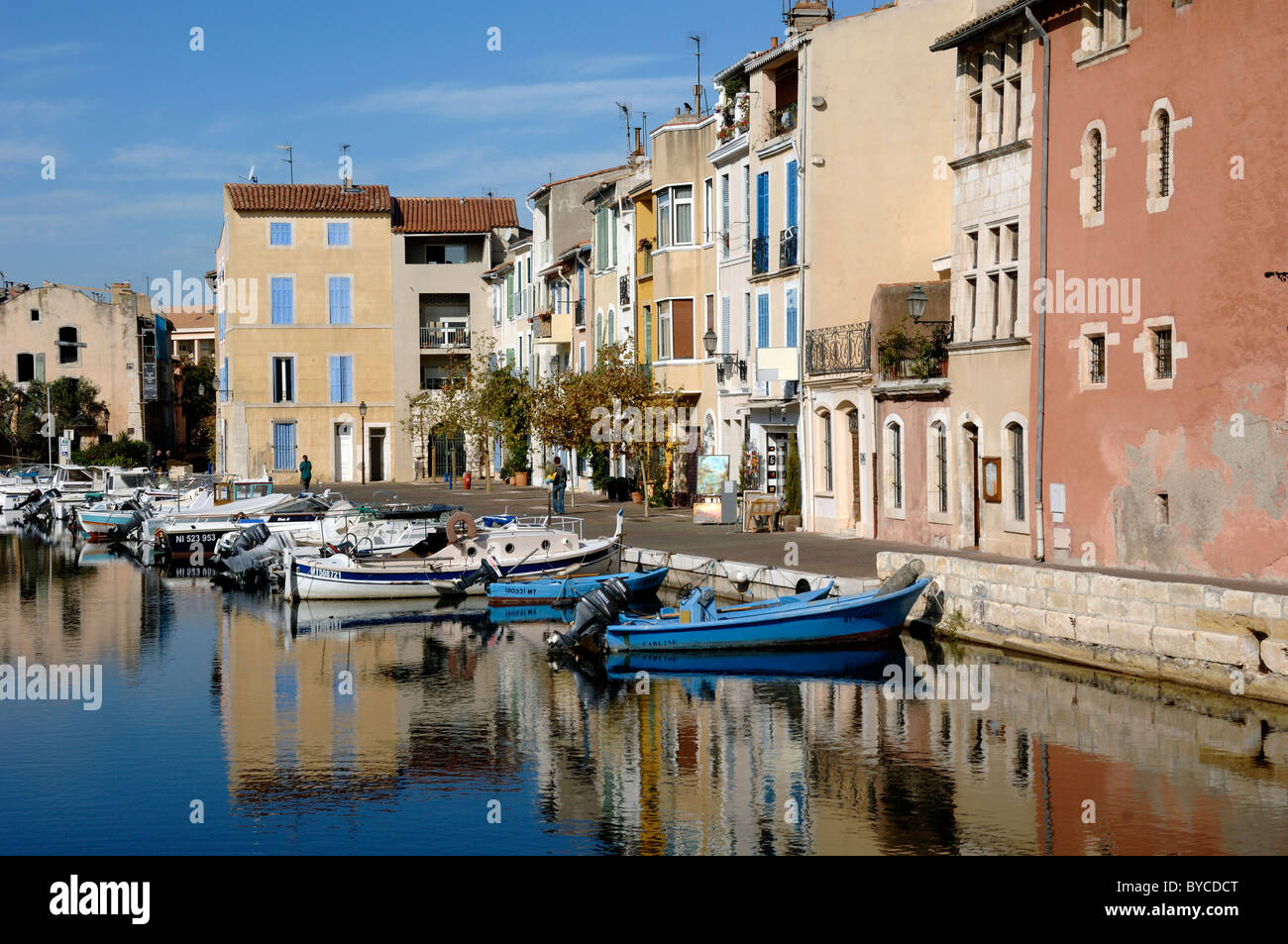 Häuser am Kanal auf dem Canal St Sébastien oder Miroir aux Oiseaux, Insel Île Brescon, Martigues ('das Venedig der Provence') Provence Frankreich Stockfoto