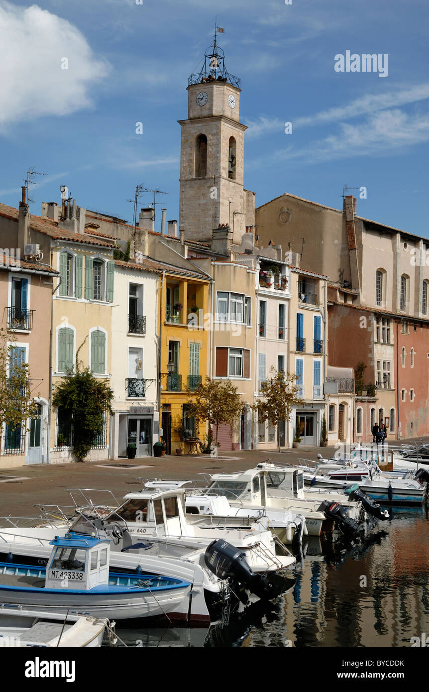 Kaimärhäuser auf dem Miroir aux Oiseaux, Canal Saint Sébastien, Martigues ('das Venedig der Provence') & Kirche St. Maria Magdalena Provence Frankreich Stockfoto