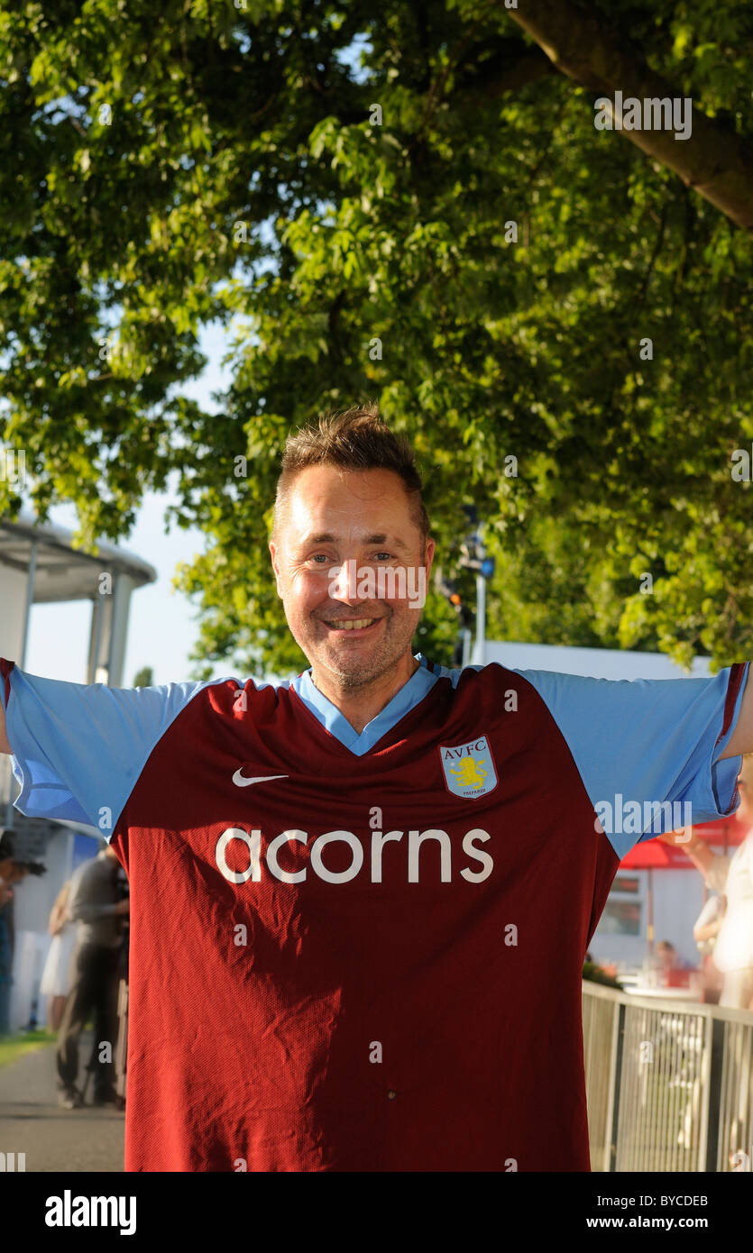 Nigel Kennedy Geiger vorgibt, mich am Treidelpfad am Henley Festival, Henley on Thames umarmen wo er vollbringt Stockfoto